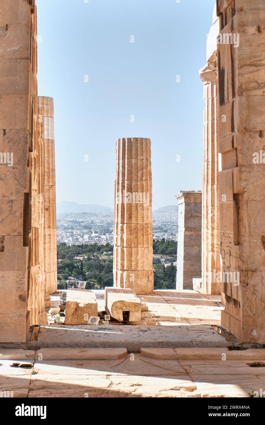 Athènes, Grèce - 02 mars 2024 : détails architecturaux des Propylaea sur l'Acropole d'Athènes Banque D'Images