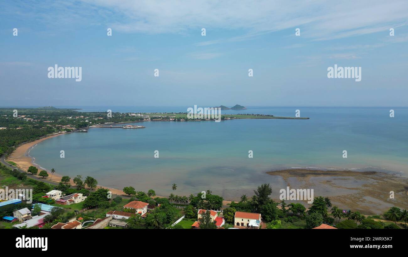 Une vue aérienne des maisons côtières près de la plage Emilia Banque D'Images