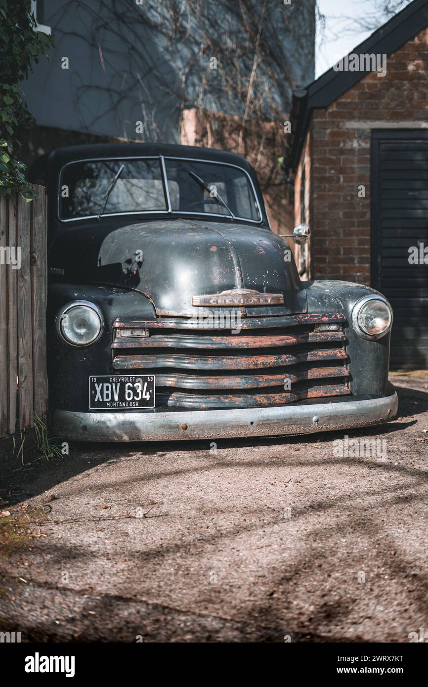 Voiture antique, chaque trajet est un voyage dans la voie de la mémoire. La vie est trop courte pour conduire des voitures ennuyeuses. Banque D'Images