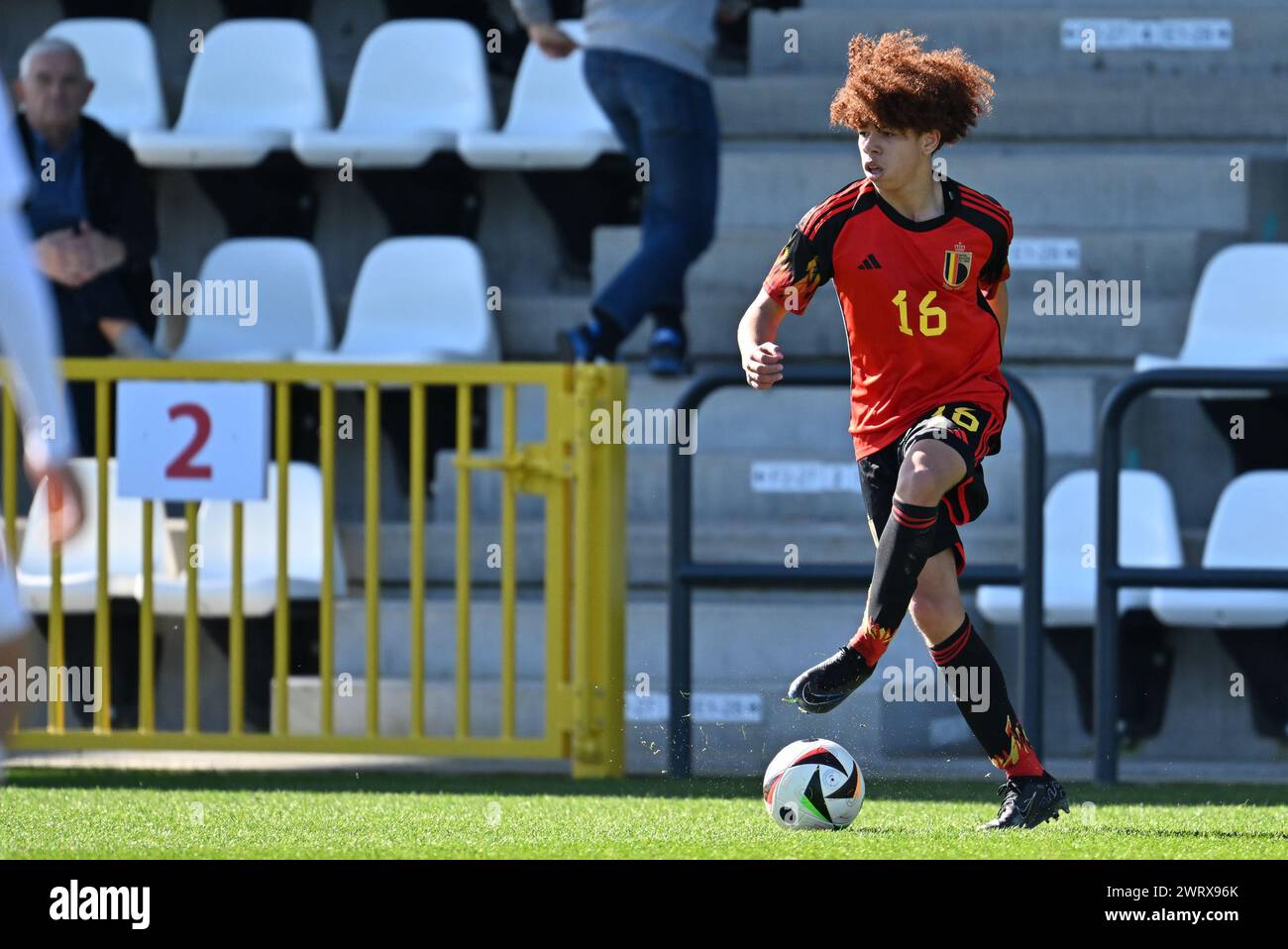 Aaron Ibrahim (16 ans) de Belgique photographié lors d'un match amical de football entre les équipes nationales de Belgique et de Hongrie de moins de 16 ans, le jeudi 14 mars 2024 à Tubize , Belgique . PHOTO SPORTPIX | David Catry Banque D'Images