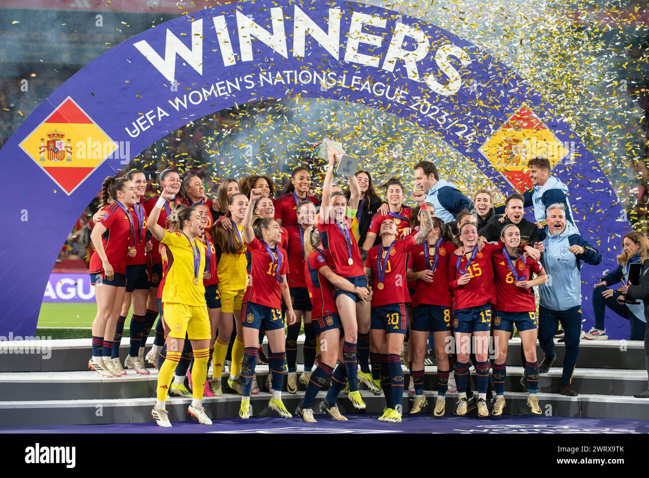Irene Pareces (4) de Lifts Trophy et Spain célèbre être championne (campeonas) de la première ligue féminine des Nations de l'UEFA photographiée après un match de football féminin entre l'Espagne et la France lors de la finale de la Ligue féminine des Nations de l'UEFA, le mercredi 28 février 2024 à Séville, España . PHOTO Adelina Cobos crédit : Sportpix/Alamy Live News Banque D'Images