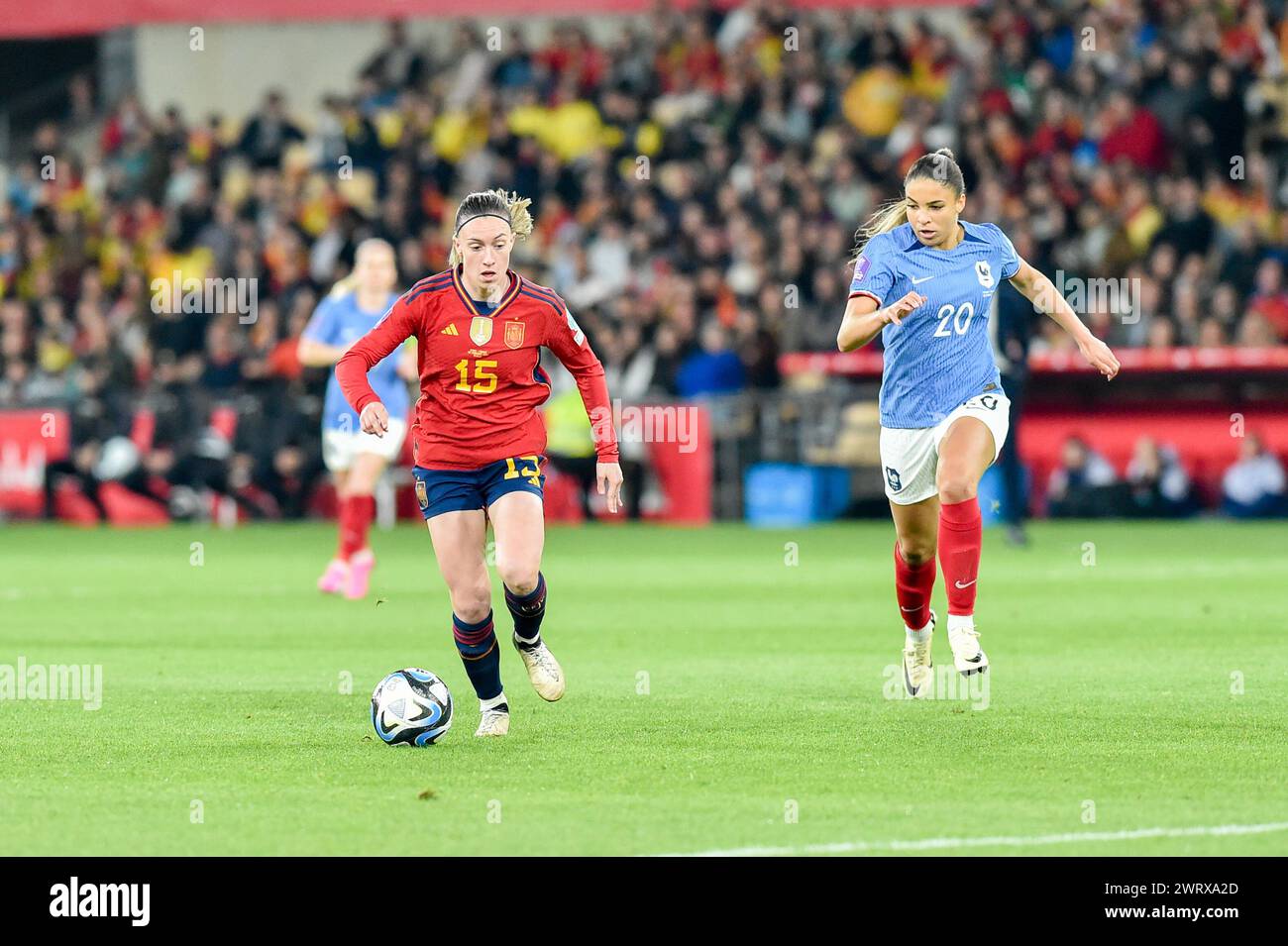 EVA Navarro (15 ans), d'Espagne, et Delphine Cascarino (20 ans), de France, photographiées lors d'un match de football féminin entre l'Espagne et la France lors de la finale de la Ligue des Nations féminines de l'UEFA, le mercredi 28 février 2024 à Séville, España . PHOTO Adelina Cobos crédit : Sportpix/Alamy Live News Banque D'Images