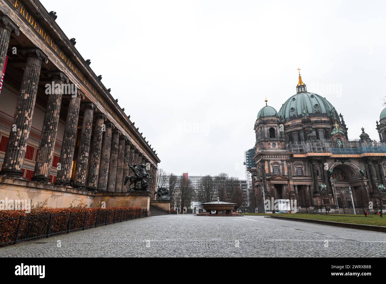 Berlin, Allemagne - 16 décembre 2021 : Cathédrale de Berlin ou Berliner Dom le long de la rivière Spree sur l'île aux musées de Berlin. Vue depuis l'Altesmuseum Banque D'Images