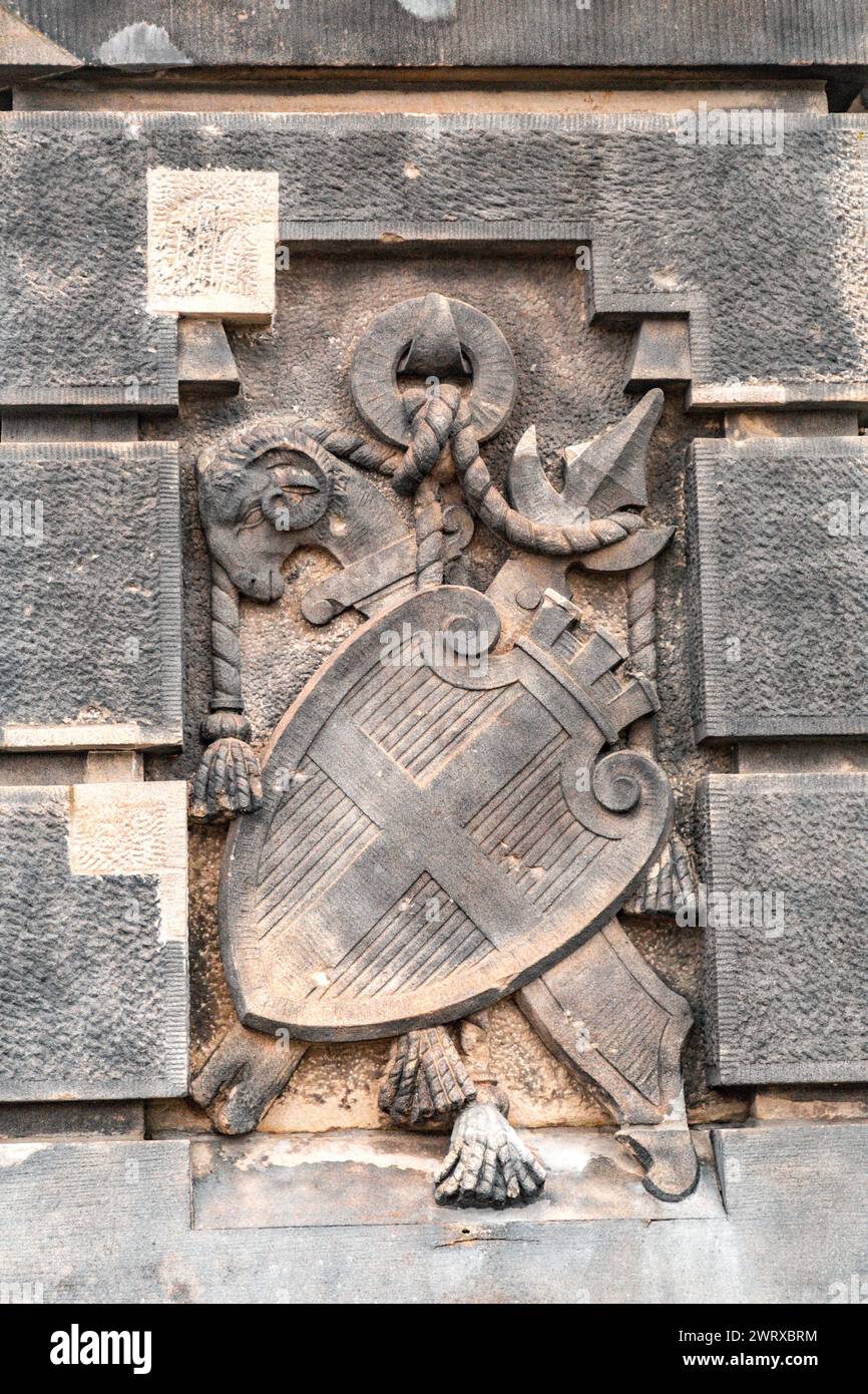 Berlin, Allemagne - 16 décembre 2021 : le pont Friedrichs est un pont de Berlin, l'un des nombreux qui traversent la Spree entre l'île aux musées et le port continental Banque D'Images
