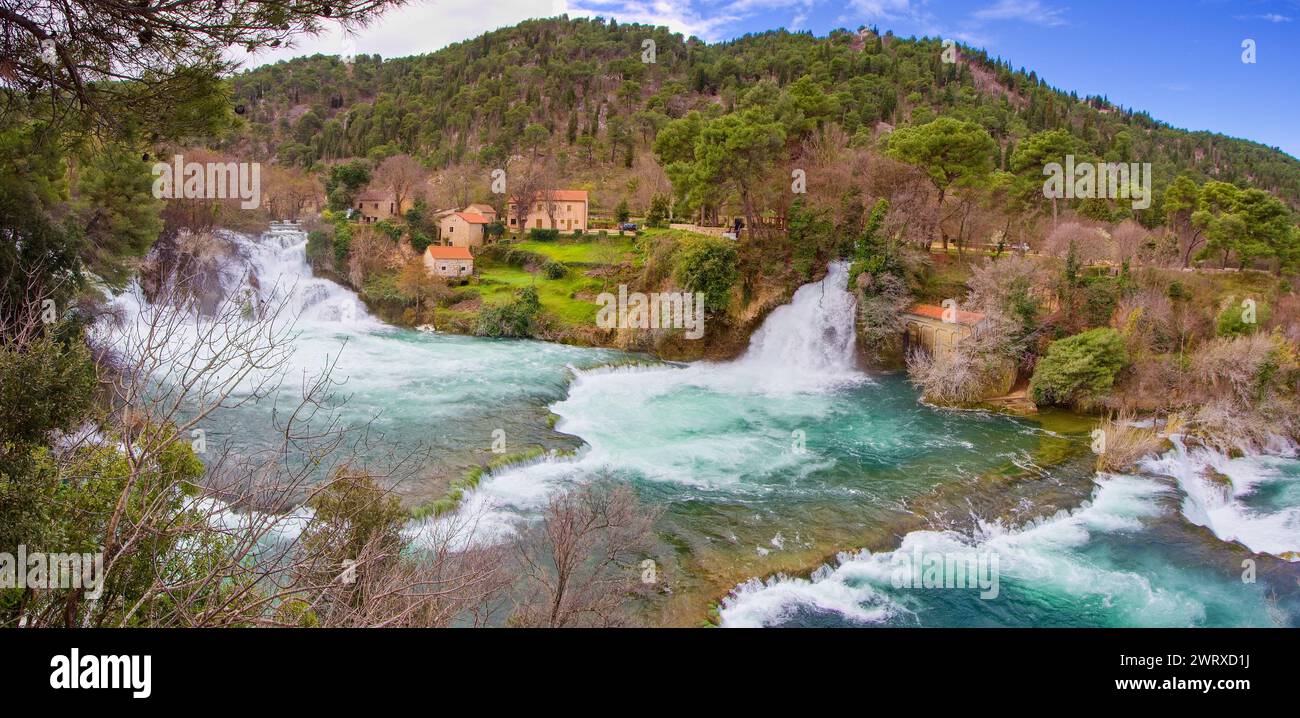 Vue sur la cascade de cascades de la rivière Krka dans le parc national de Krka, Croatie. Banque D'Images