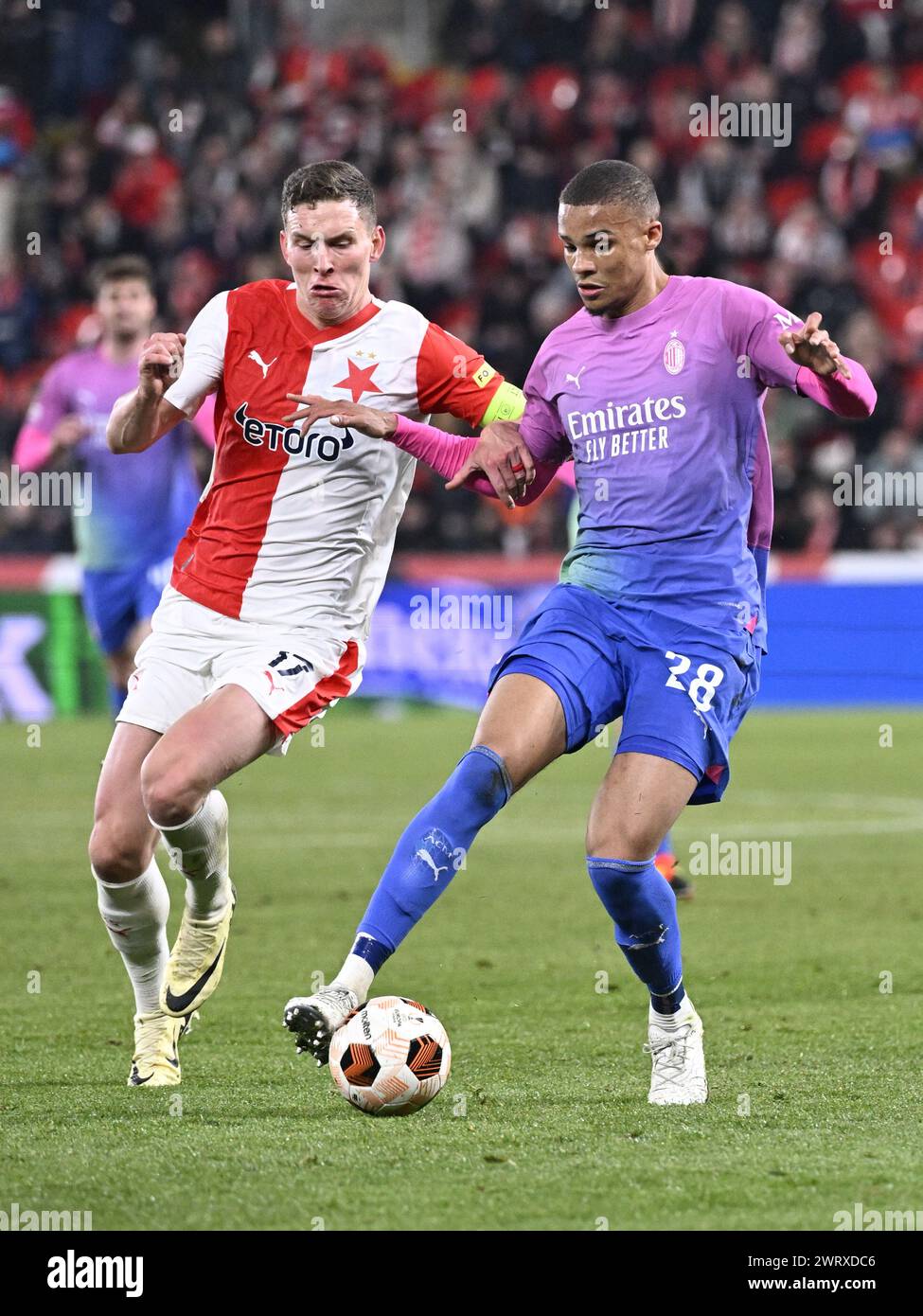 Prague, République tchèque. 14 mars 2024. Lukas Provod de Slavia Praha, à gauche, et Malick Thiaw d'AC Milan en action lors du match retour de football Slavia Praha vs AC Milan de la demi-finale de l'Europa League le 14 mars 2024, Prague, République tchèque. Crédit : Katerina Sulova/CTK photo/Alamy Live News Banque D'Images