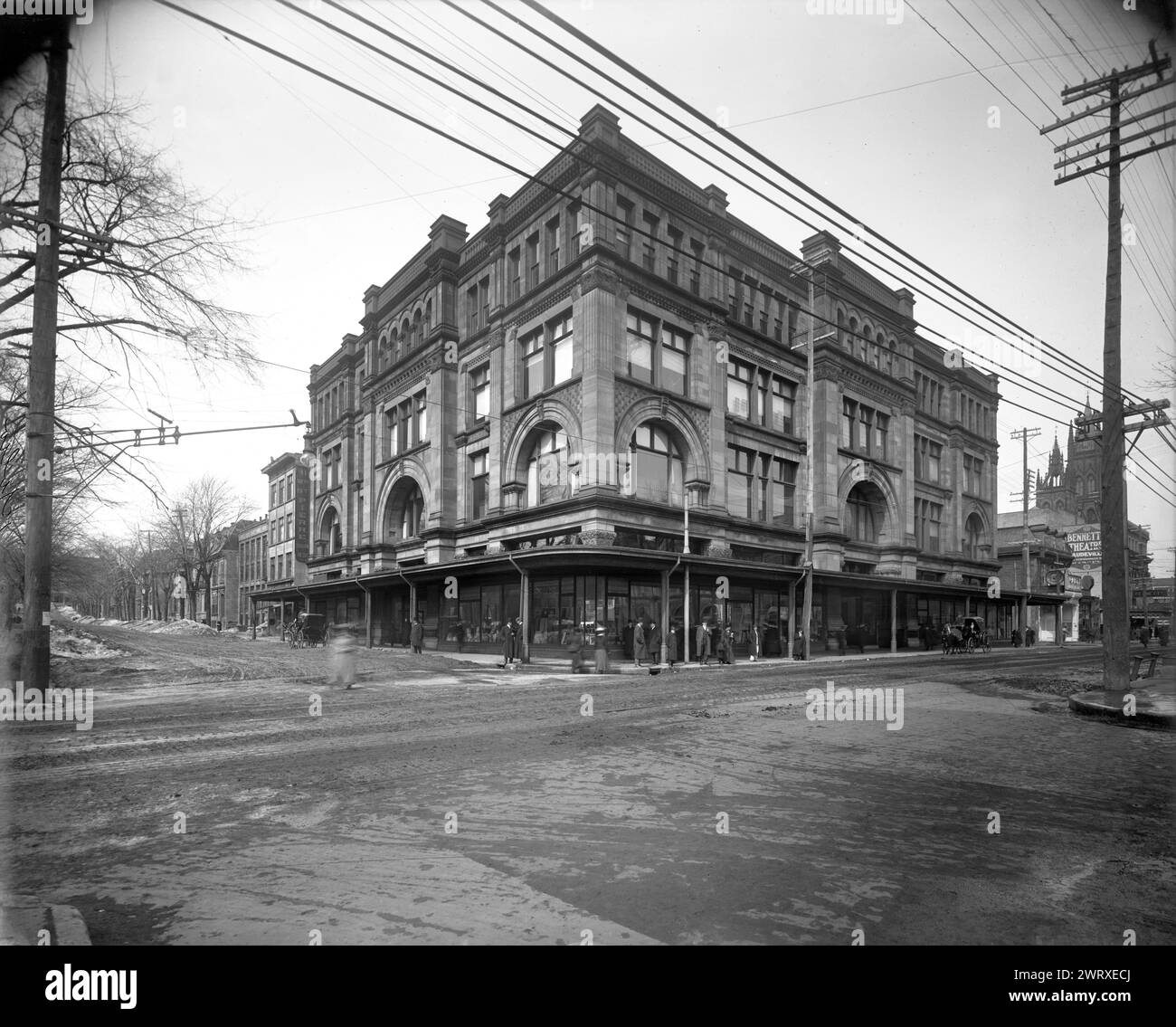 Photographie de rue vintage du centre-ville de Montréal, Henry Morgan Store Maison coloniale, rue/rue Sainte-Catherine, Montréal, Canada, 1913. Photographie de rue vintage photo par Wm. Notman & son Banque D'Images