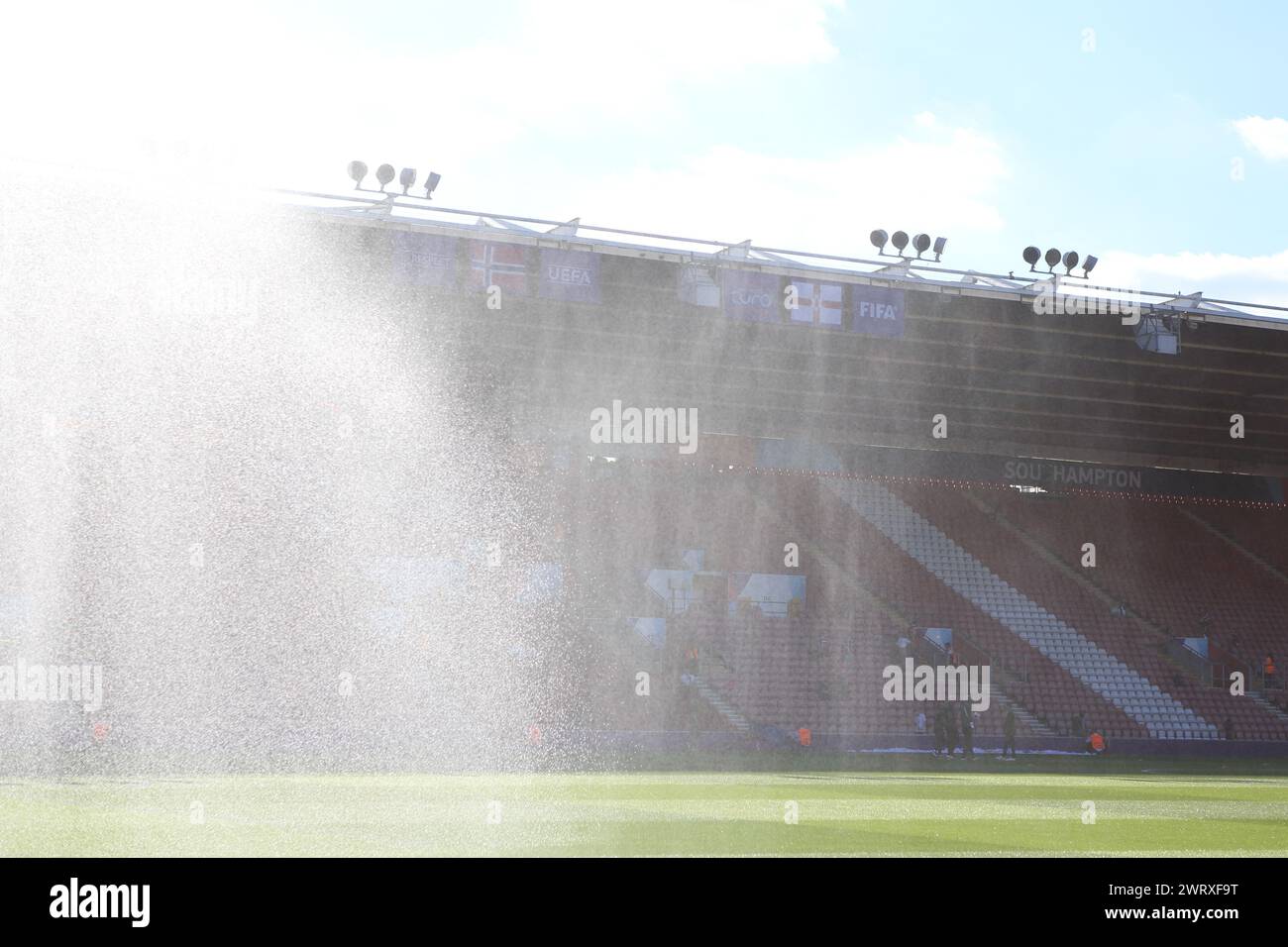 Sprinklers Water the pitch Irlande du Nord - Norvège UEFA Women's Euro St Mary's Stadium, Southampton Banque D'Images