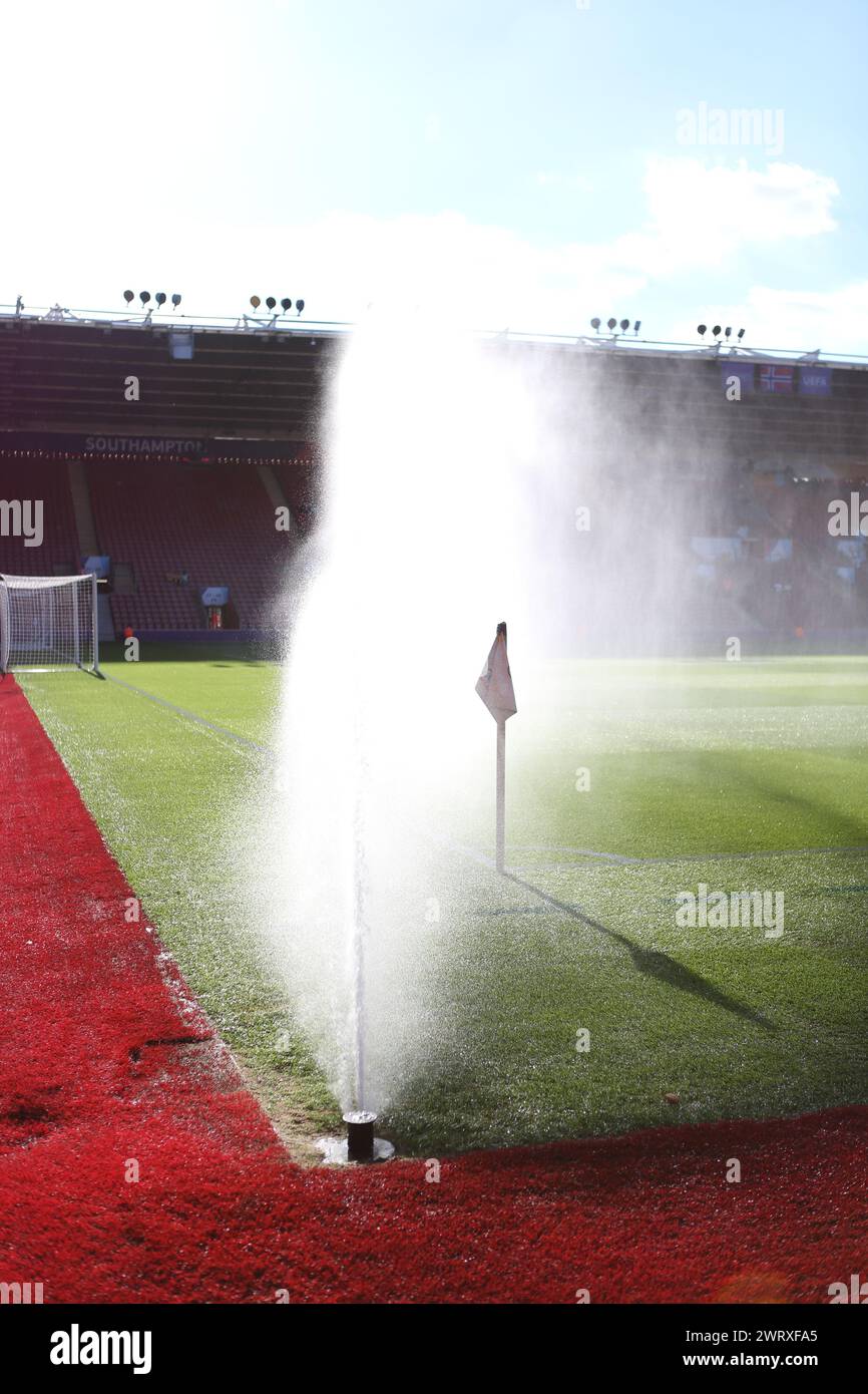 Sprinklers Water the pitch Irlande du Nord - Norvège UEFA Women's Euro St Mary's Stadium, Southampton Banque D'Images