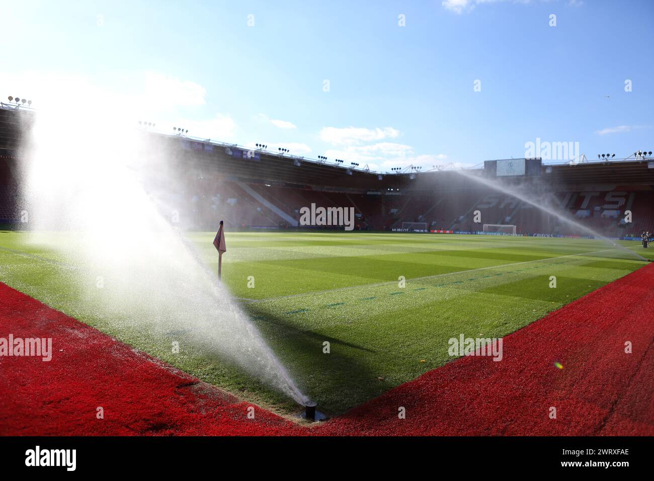 Sprinklers Water the pitch Irlande du Nord - Norvège UEFA Women's Euro St Mary's Stadium, Southampton Banque D'Images