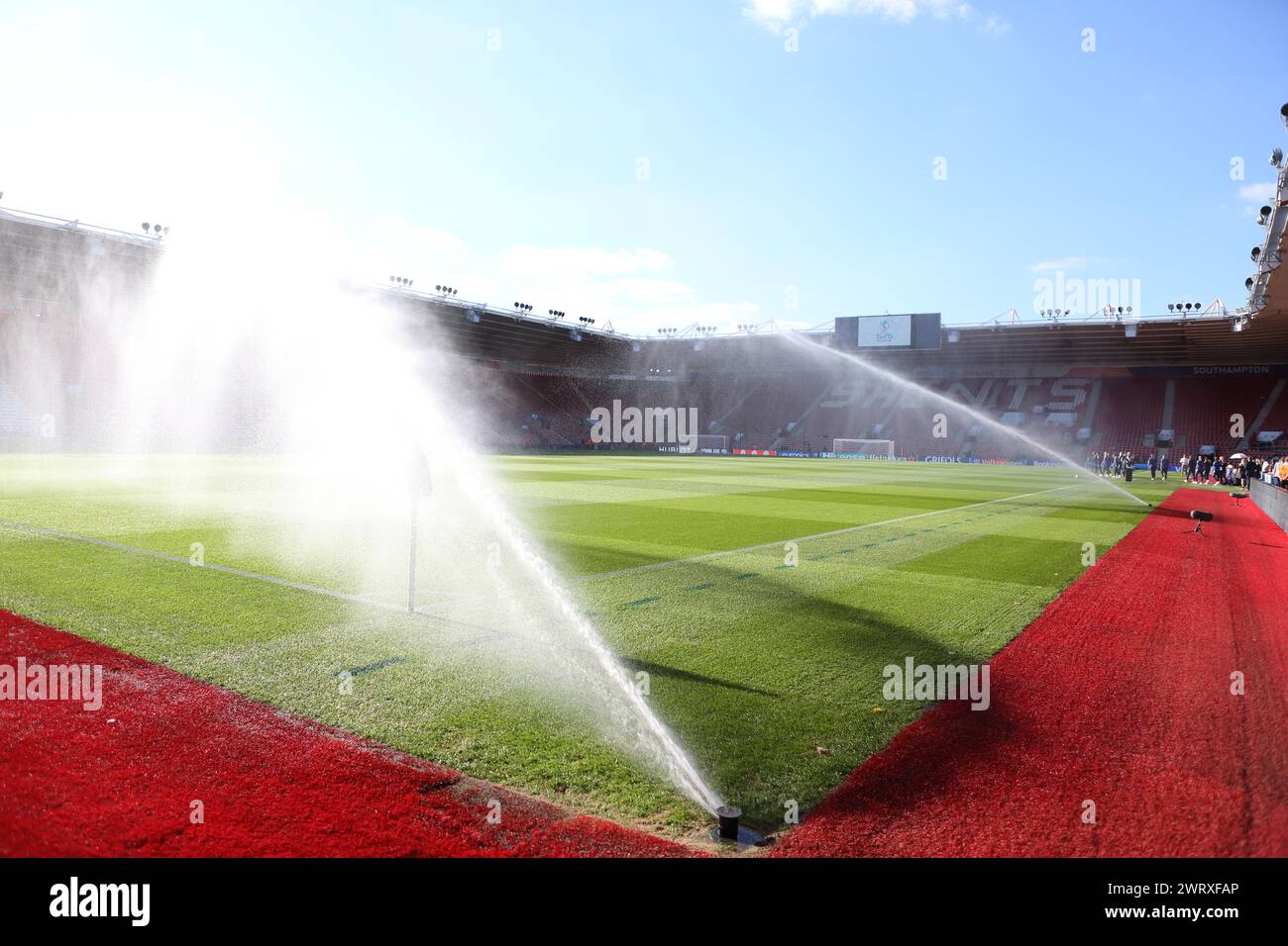 Sprinklers Water the pitch Irlande du Nord - Norvège UEFA Women's Euro St Mary's Stadium, Southampton Banque D'Images