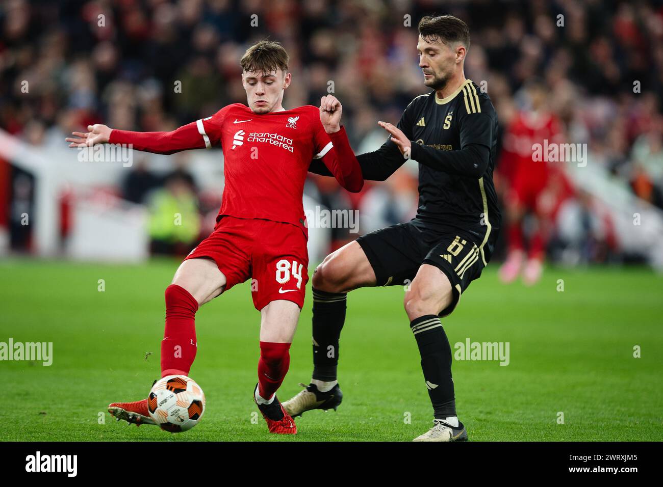 LIVERPOOL, Royaume-Uni - 14 mars 2024 : Conor Bradley de Liverpool retient le défi de Kaan Kairinen de Sparta Praha lors de la manche de l'UEFA Europa League du 16e match de deuxième manche entre le Liverpool FC et le Sparta Prague au stade Anfield (crédit : Craig Mercer/ Alamy Live News) Banque D'Images