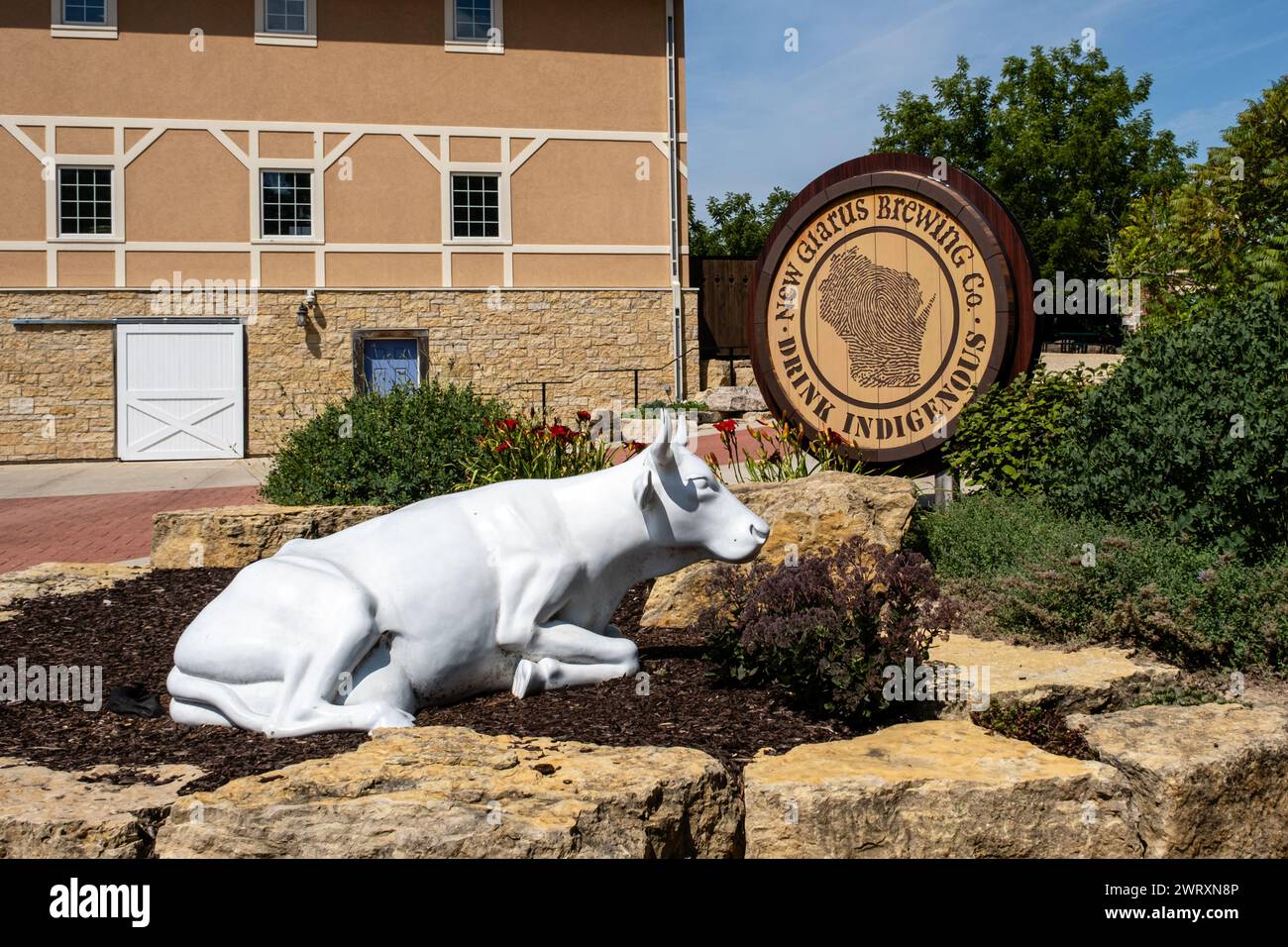 New Glarus Brewing Co. vue extérieure du panneau et de la statue de vache dans le Wisconsin le 2 août 2023. Banque D'Images