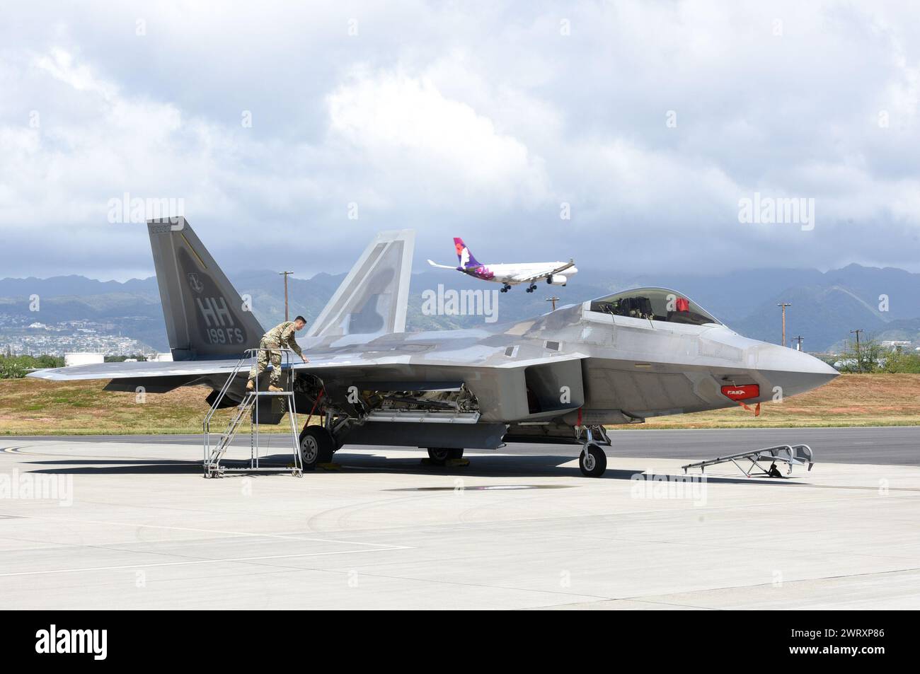 Un F-22 Raptor assure la maintenance d'un F-22 Raptor de la Garde nationale aérienne d'Hawaï, exploité par les 199e et 19e escadrons de chasse, le 7 mars 2023 Banque D'Images