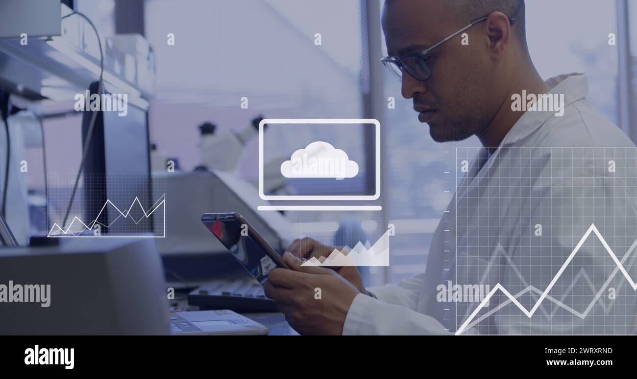Image du cloud et du traitement des données sur un scientifique afro-américain utilisant une tablette Banque D'Images