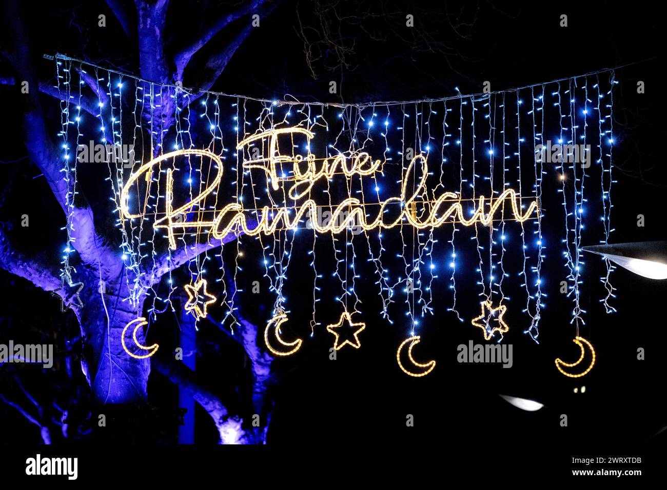 Décoration de rue dans l'esprit du Ramadan, autour de plein '40-'45 à Amsterdam Nieuw-West, pays-Bas, 14 mars 2024. Les commerçants autour de la place ont accroché les décorations pour rendre le mois du jeûne islamique encore plus festif. ANP RAMON VAN FLYMEN pays-bas OUT - belgique OUT Banque D'Images