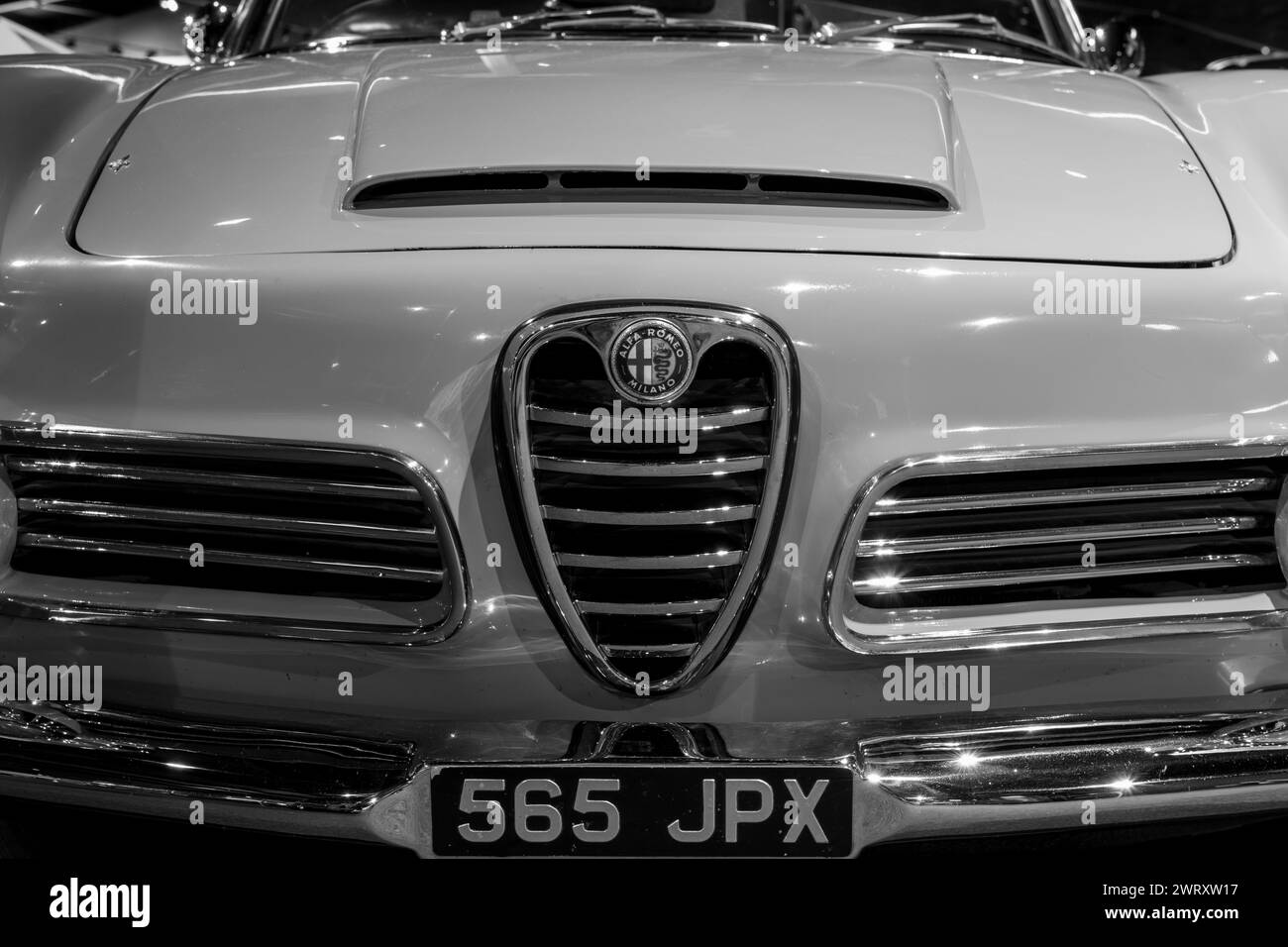 Sparkford.Somerset.United Kingdom.7 janvier 2024.une Alfa Romeo 2600 Spider de 1963 est exposée au Haynes Motor Museum de Somerset Banque D'Images