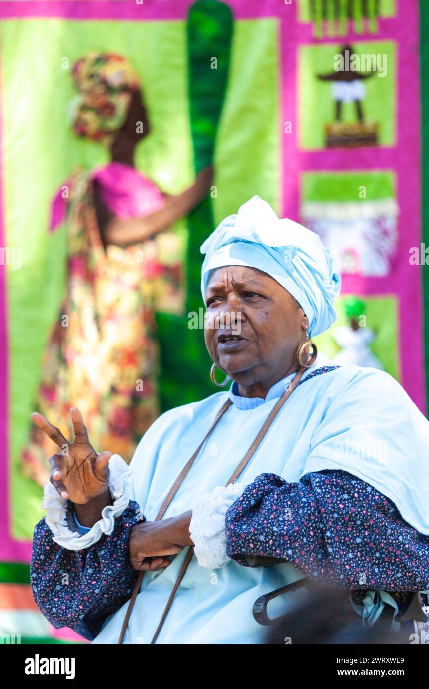 Gullah conteur tante Pearlie Sue, se produit sur la plantation Charles Pinckney SNEE Farm au site historique national Charles Pinckney à Mt Pleasant, Caroline du Sud. Pinckney, un père fondateur des États-Unis, possédait autrefois 58 Afro-Américains esclaves dans la plantation. Banque D'Images