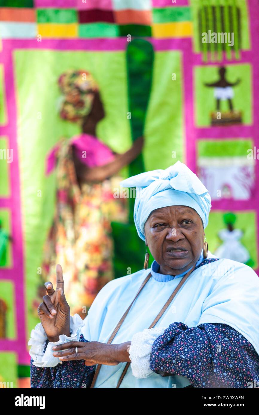 Gullah conteur tante Pearlie Sue, se produit sur la plantation Charles Pinckney SNEE Farm au site historique national Charles Pinckney à Mt Pleasant, Caroline du Sud. Pinckney, un père fondateur des États-Unis, possédait autrefois 58 Afro-Américains esclaves dans la plantation. Banque D'Images