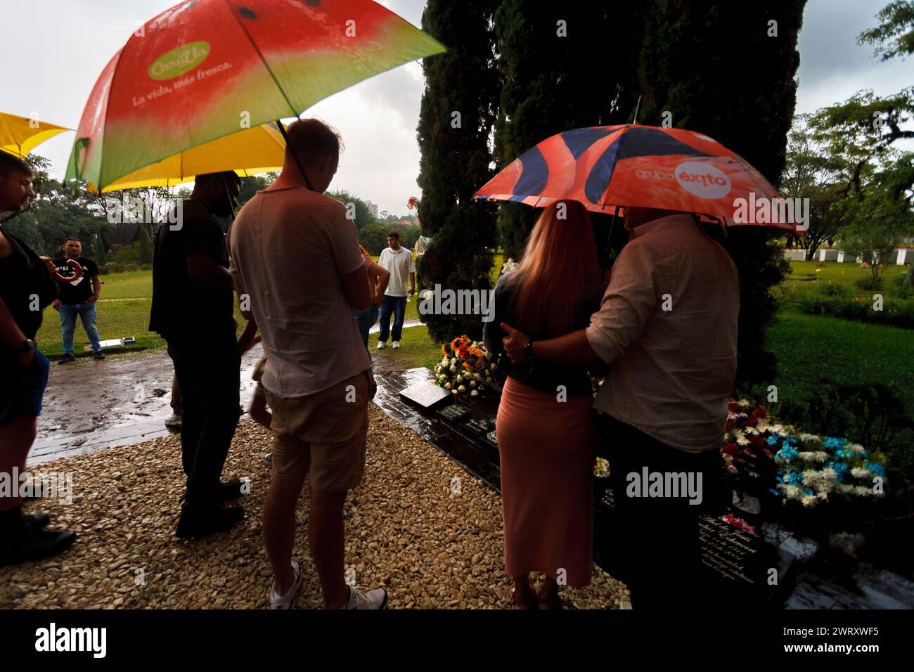 Medellin, Colombie - 11 janvier 2023 : les touristes se rassemblent devant la tombe de Pablo Escobar Gaviria et sa famille dans les jardins de Montesacro C. Banque D'Images