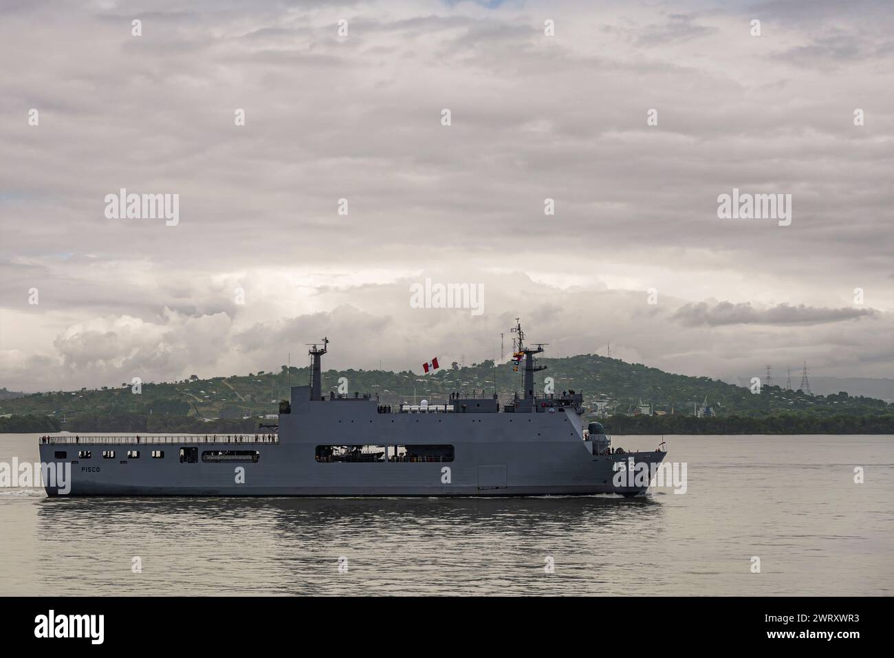 Cartagena, Colombie - 25 juillet 2023 : gros plan, BAP Pisco 156 quai péruvien de plate-forme d'atterrissage de classe Makassar, navire de la marine, dans le Lago de Boca Grande, Bay un Banque D'Images