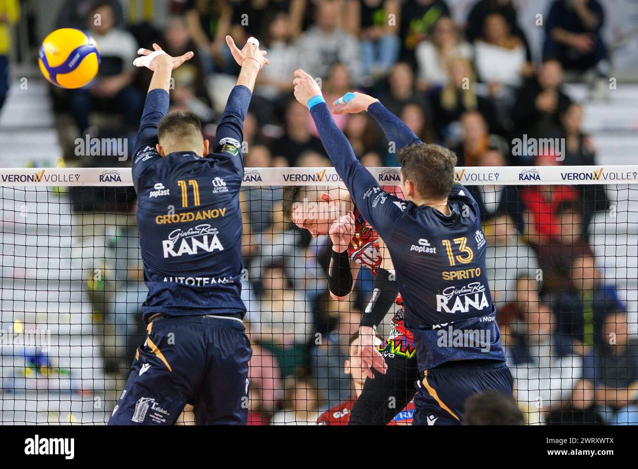 Oleh Plotnytskyi de Sir Susa Vim Perugia lors du match entre Rana Verona et SIR Susa Vim Perugia, deuxième match des quarts de finale séries éliminatoires o Banque D'Images