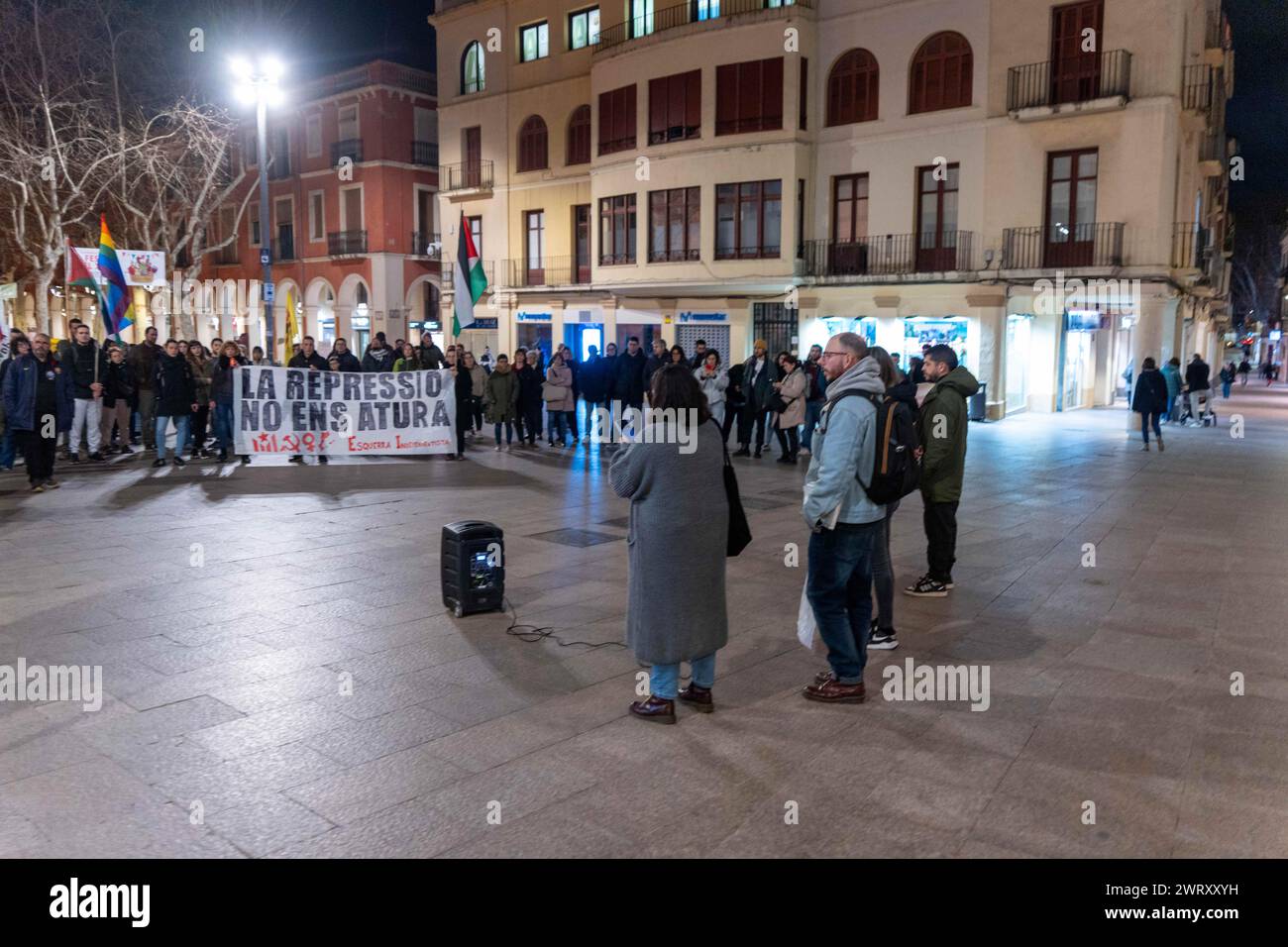 Manifestation dans la petite ville de Vilafranca del Pened&#xe8;s, près de Barcelone, &#x200b;&#x200b;contre la décision de la Cour suprême espagnole contre Adrian SAS, qui pourrait être le premier condamné à la prison pour les manifestations post-référendaires du 1er octobre 2017. La décision a été communiquée peu de temps après que le Congrès espagnol a approuvé la loi d'amnistie, une loi qui pourrait lui être bénéfique. SAS est accusé d'avoir agressé deux Mossos d'Esquadra (police catalane) avec un mât de drapeau, ce que la défense nie car il n'y a pas d'images le prouvant. La sentence le condamne à 3 ans et 6 mois de prison. SAS l'a déjà fait Banque D'Images