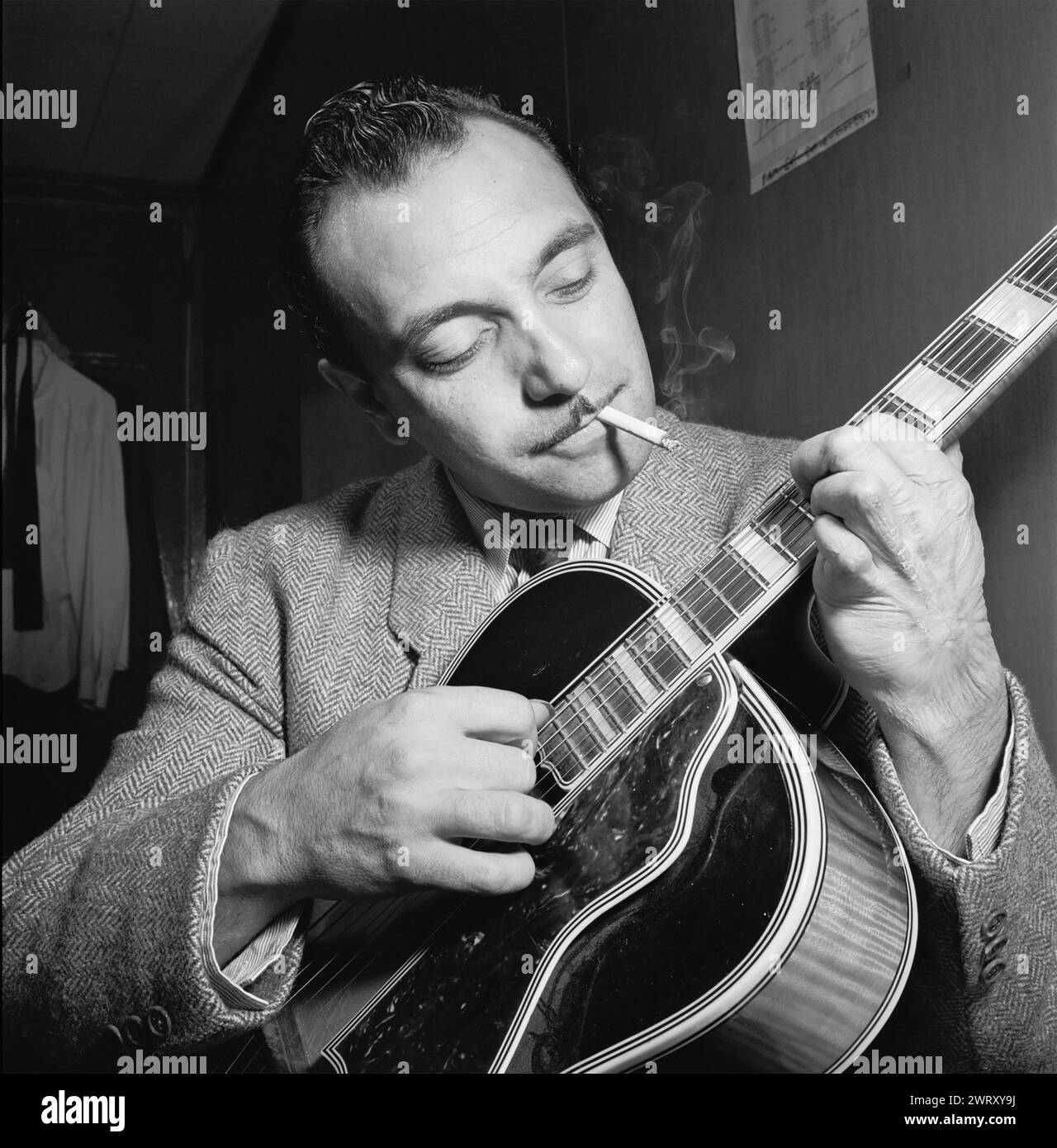 DJANGO REINHARDT (1910-1953) guitariste jazz romani-belge en 1946. Photo : William Gottlieb Banque D'Images