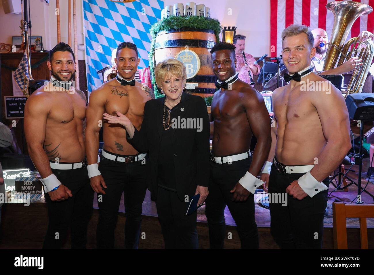 Buergermeisterin von Las Vegas Carolyn Goodman mit Chippendales, 20 Jahre Hofbraeuhaus Las Vegas, Veranstaltung, 12.03.2024 Las Vegas Nevada USA *** Maire de Las Vegas Carolyn Goodman avec Chippendales, 20e anniversaire de Hofbraeuhaus Las Vegas, événement, 12 03 2024 Las Vegas Nevada USA Copyright : xkolbert-press/ChristianxKolbertx Banque D'Images