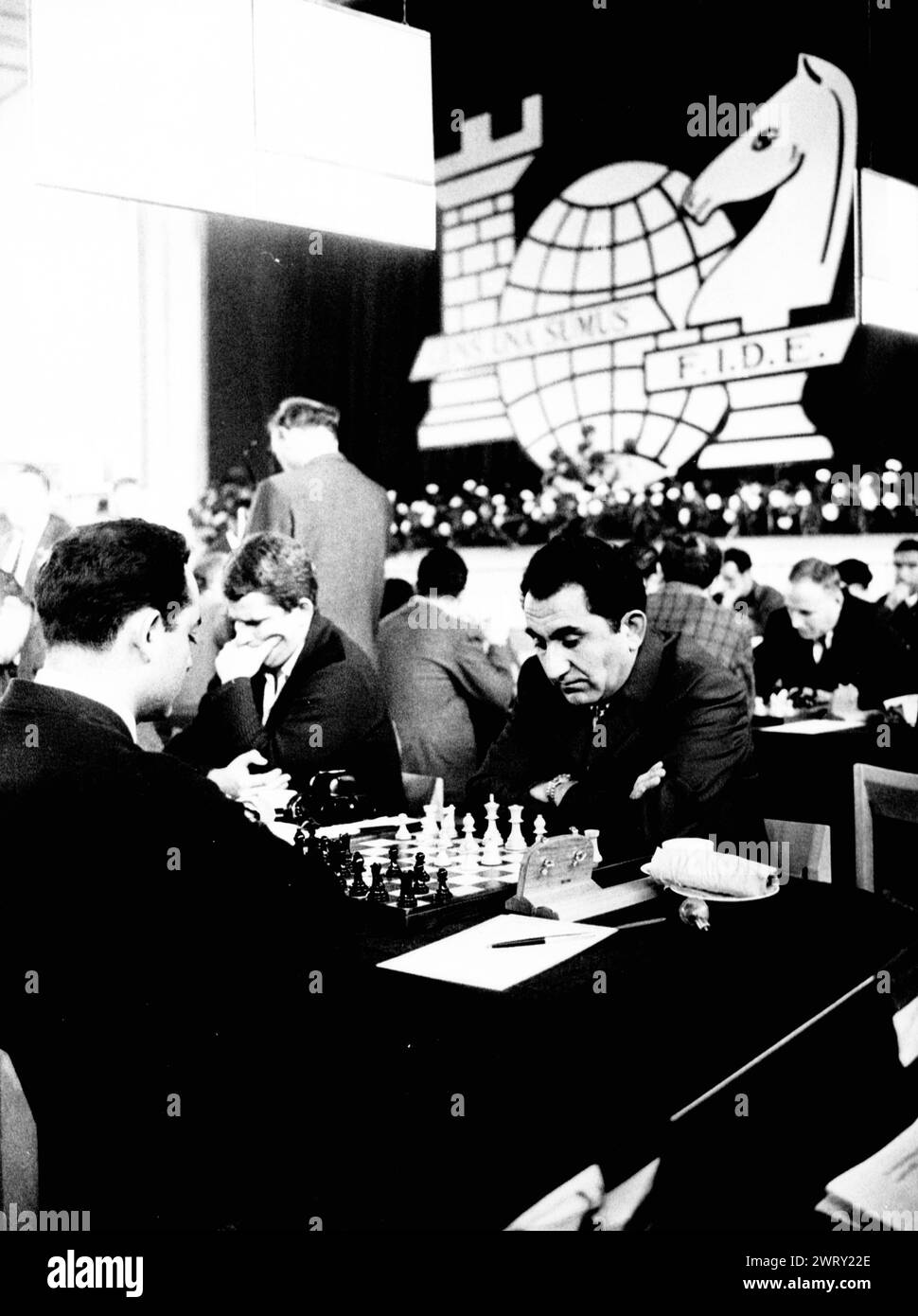 7 novembre 1968 : Lugano, Suisse : les 18es Jeux olympiques d'échecs ont été ouverts à Lugano, Suisse, aujourd'hui avec des équipes nationales de plus de 50 pays participant. Le champion soviétique PETROSJAN (à droite) jouant contre MORELOS du Mexique. (Image de crédit : © Keystone Press Agency/ZUMA Press Wire). UTILISATION ÉDITORIALE UNIQUEMENT ! Non destiné à UN USAGE commercial ! Banque D'Images