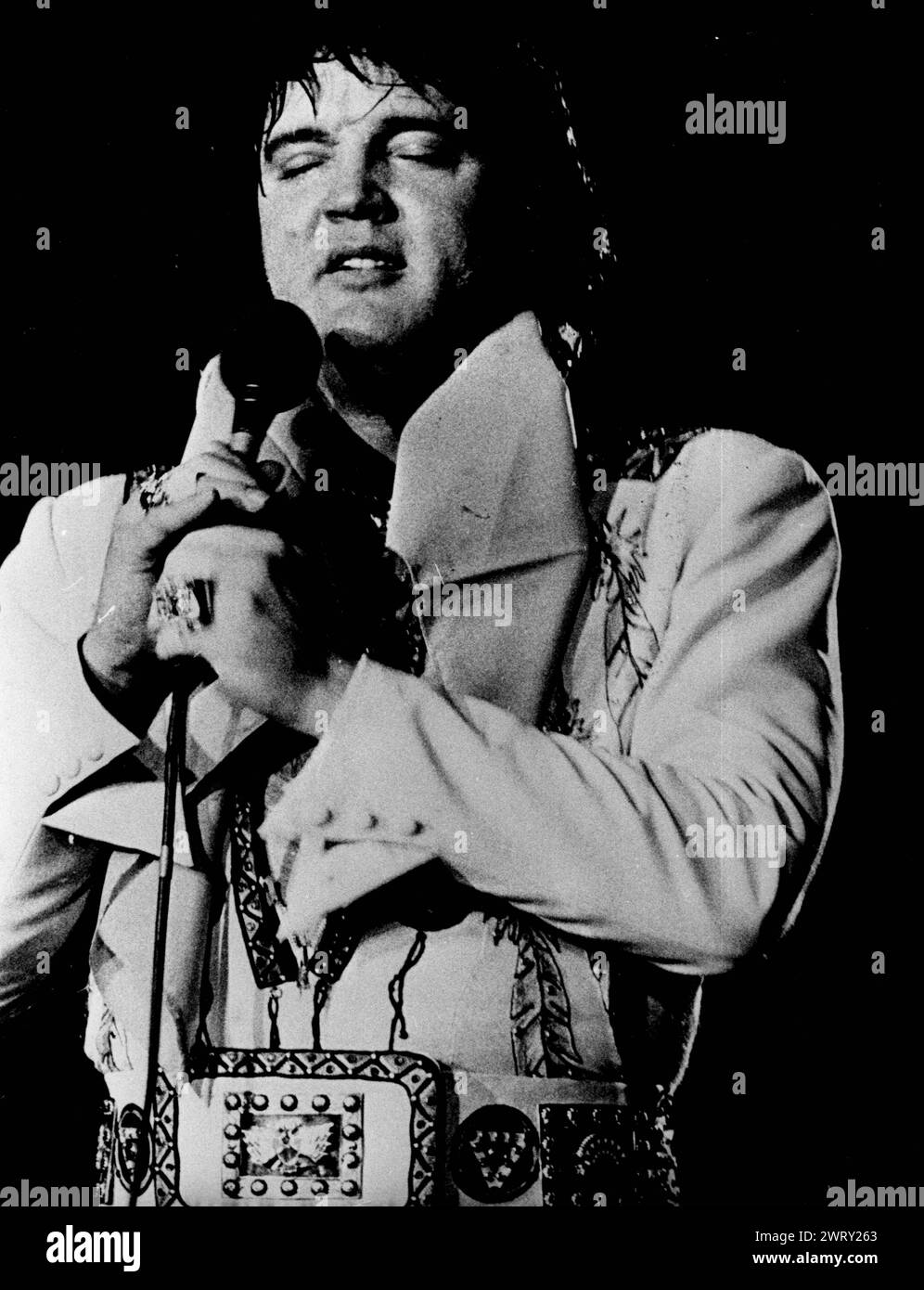 12 février 1977 : Hollywood, Floride:. ELVIS PRESLEY se produisant au Sportatorium, à Hollywood, en Floride. (Image de crédit : © Keystone Press Agency/ZUMA Press Wire). UTILISATION ÉDITORIALE UNIQUEMENT ! Non destiné à UN USAGE commercial ! Banque D'Images