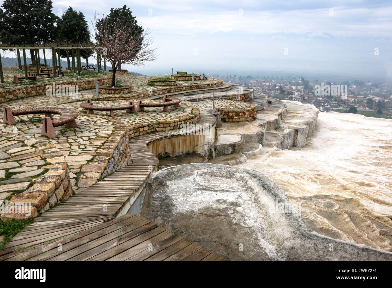 Vue sur les terrasses en travertin blanc de la ville de Pamukkale, Turquie Banque D'Images