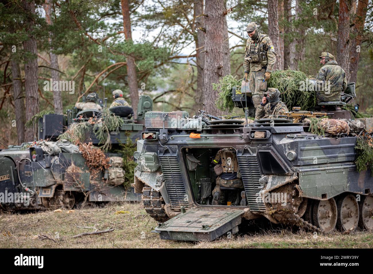 Les membres du 411e bataillon Panzergrenadier de l'armée allemande se regroupent avant de réengager l'ennemi lors d'un exercice d'entraînement dans le cadre de l'Allied Spirit 24 près de Hohenfels, en Allemagne, le 13 mars 2024. Allied Spirit 24 est un exercice de l'armée américaine conçu pour préparer les initiatives de dissuasion des Alliés et des partenaires de l'OTAN par le biais d'une gamme d'activités militaires conjointes et multinationales au Centre de préparation multinationale mixte près de Hohenfels, en Allemagne. Dans le cadre de l'exercice global à grande échelle 2024 du département de la Défense des États-Unis, Allied Spirit prépare les forces multinationales à fonctionner comme une seule unité pour résoudre les problèmes de sécurité Banque D'Images