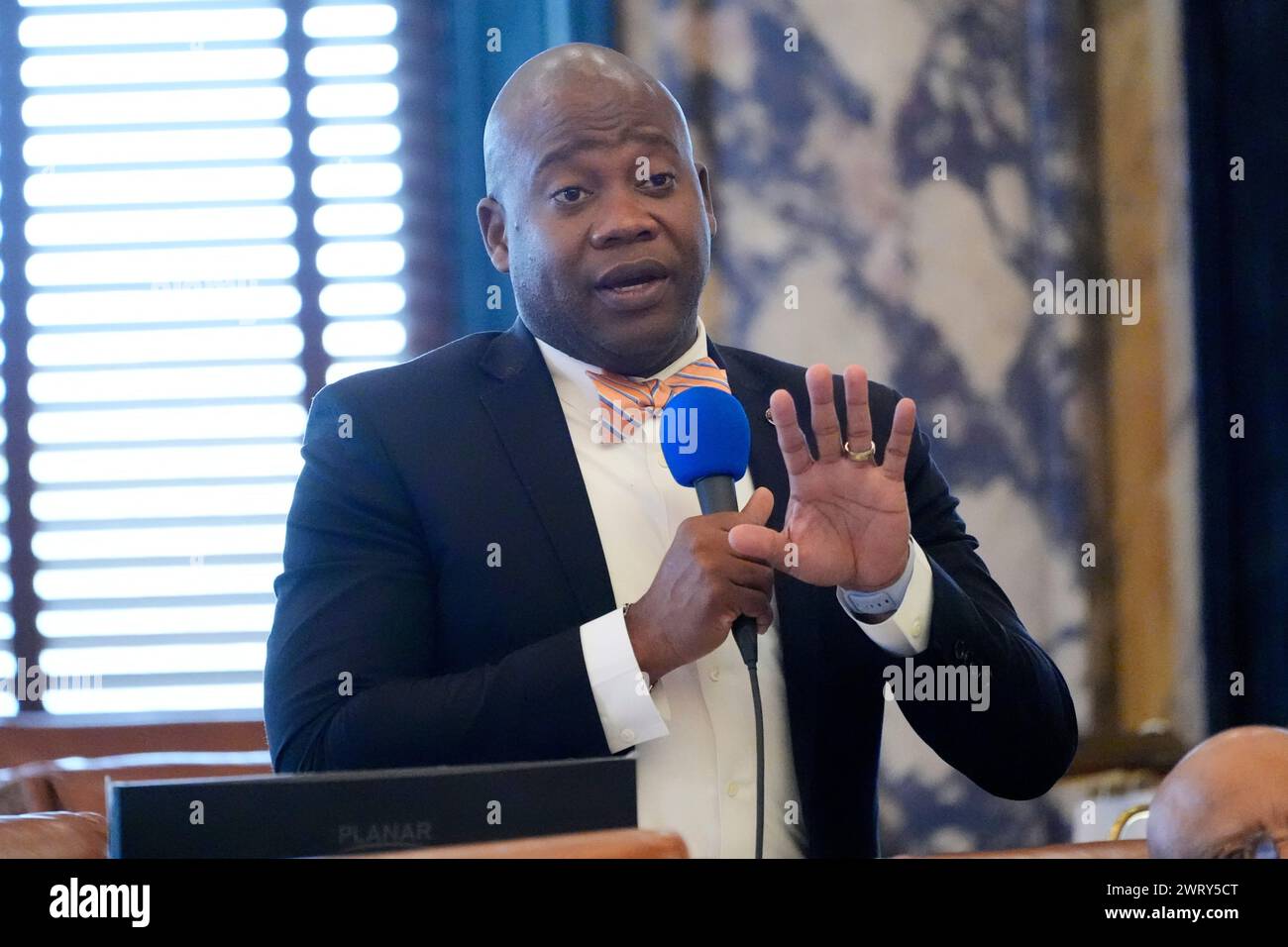 State Sen. Derrick Simmons, D-Greenville, questions Sen. David Parker, R-Olive Branch, chair of the Mississippi Senate Accountability, Efficiency, Transparency Committee, on the proposed ballot initiative legislation during floor debate, Thursday, March 14, 2024, at the Mississippi Capitol in Jackson, Miss. (AP Photo/Rogelio V. Solis) Banque D'Images