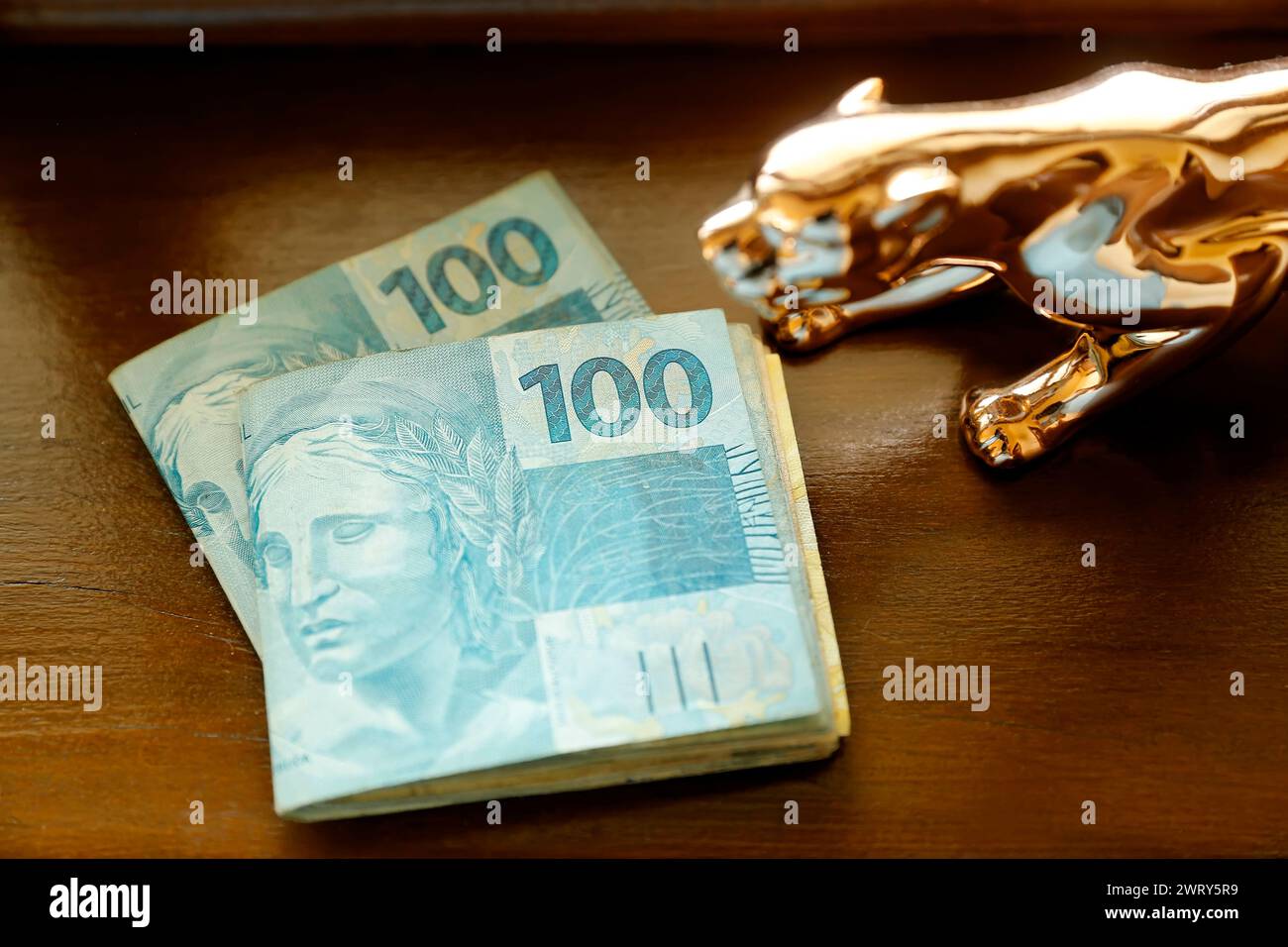 Détail de plusieurs billets de banque utilisés au Brésil - plusieurs centaines de reais en billets de banque Banque D'Images