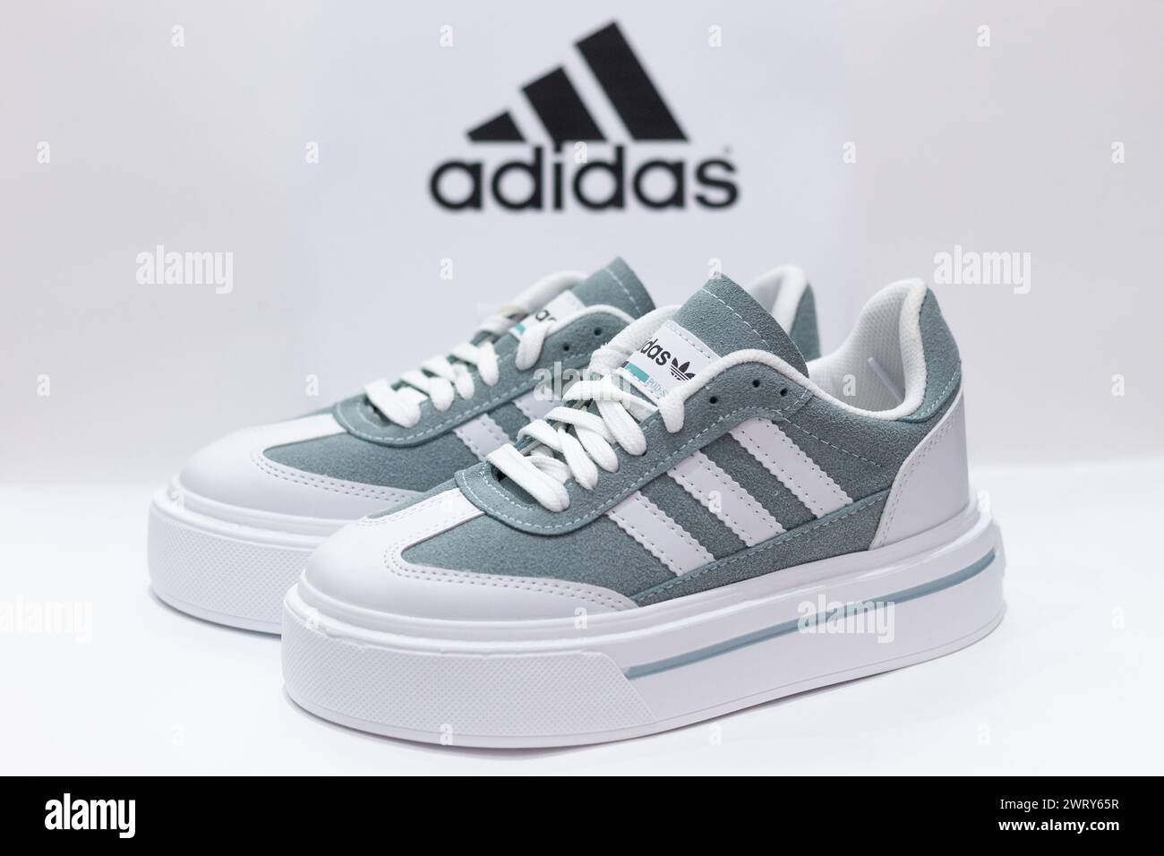 Bulgarie - 03 19 2024 : baskets adidas blanches et vert clair pour femmes et filles. Banque D'Images