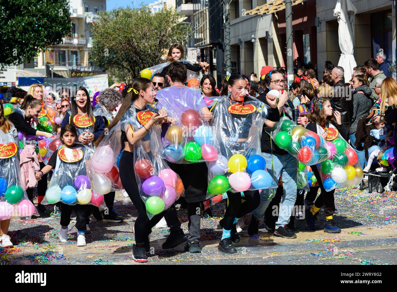 Héraklion, Crète, Grèce - 10 mars 2024 : défilé de mardi gras à Héraklion Crète. Déguisé des participants au carnaval avec des costumes colorés, défilant Banque D'Images