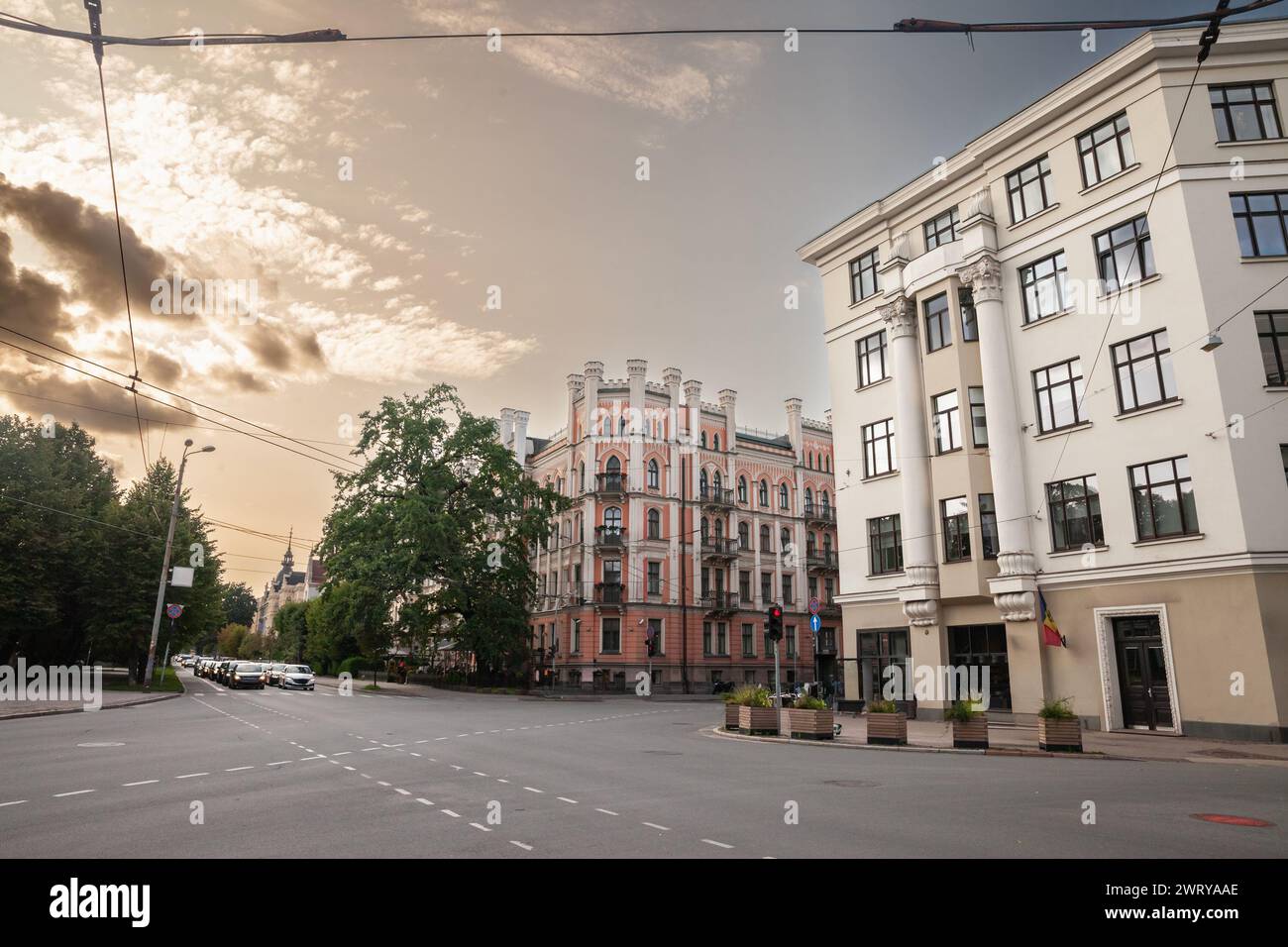 Photo d'un embouteillage de voitures attendant de passer un embouteillage à Riga, lettonie, sur elizabetes iela, une rue du centre-ville. Banque D'Images