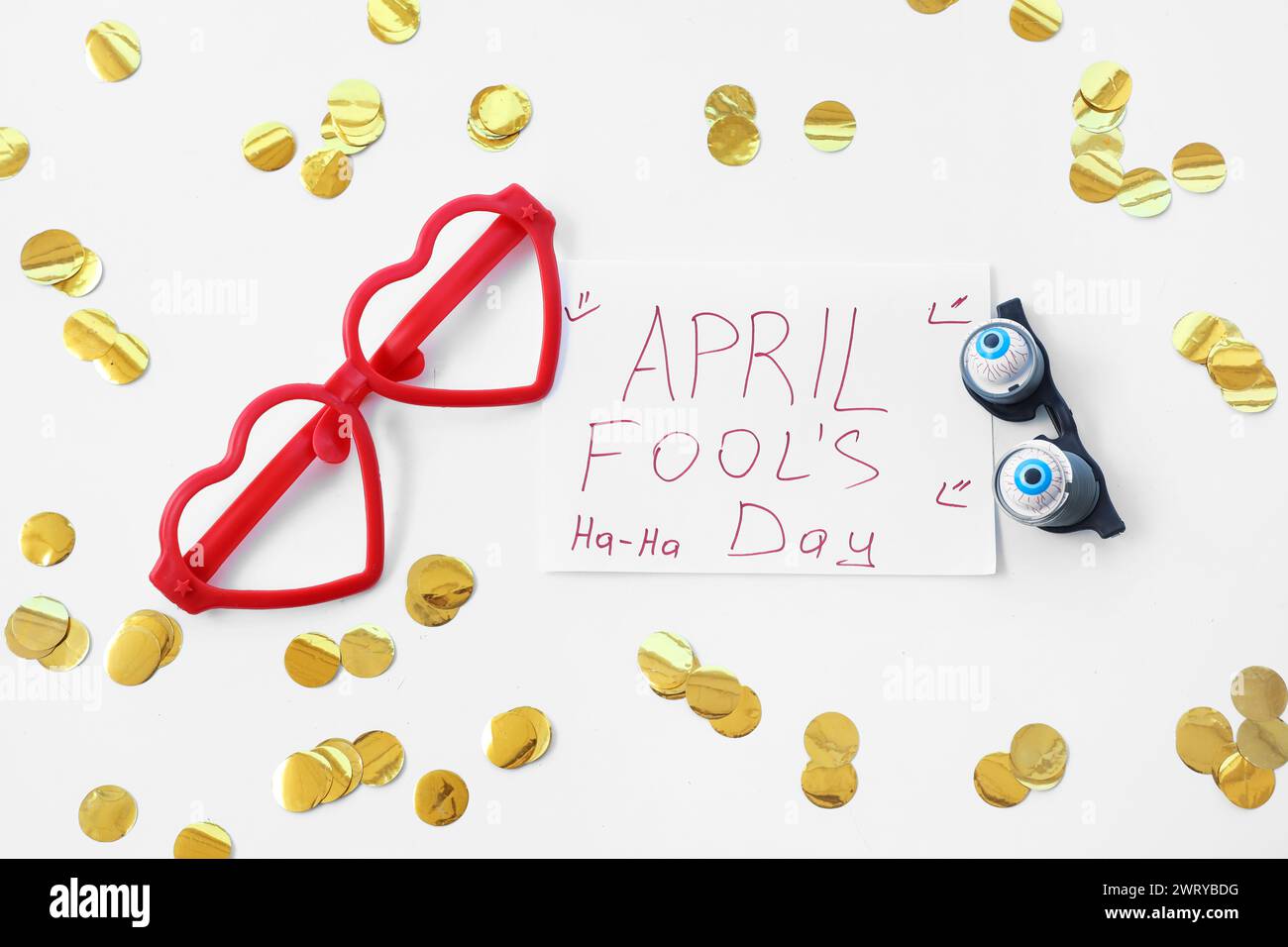 Affiche avec texte APRIL FOOL'S DAY et lunettes de fantaisie sur fond blanc Banque D'Images