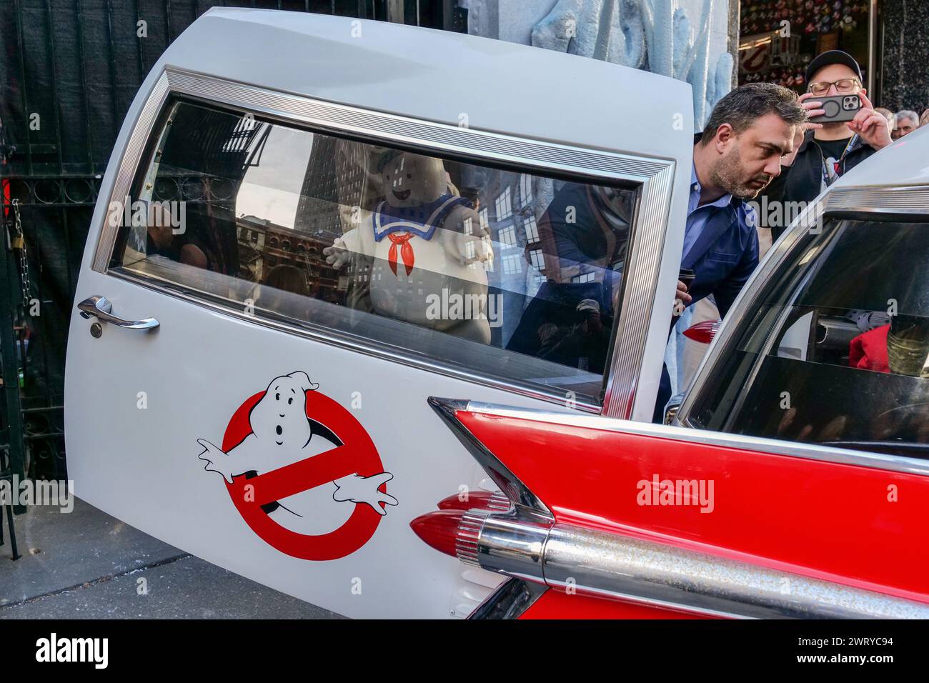 New York, New York, États-Unis. 14 mars 2024. Une combinaison de la NYFD promouvant la prévention des incendies et la promotion du nouveau film Ghostbusters : Frozen Empire a amené des centaines de fans au Ghostbuster Firehouse. La promo du célèbre Tribeca Ladder 8, une caserne de pompiers en activité, a fait ressortir les fans costumés et les Ghostbusters Ectomobile, Slimer et le Stay Puft Marshmallow Man. Quelques-unes des stars du film, dont Ernie Hudson, ont fait leur apparition. (Crédit image : © Milo Hess/ZUMA Press Wire) USAGE ÉDITORIAL SEULEMENT! Non destiné à UN USAGE commercial ! Banque D'Images