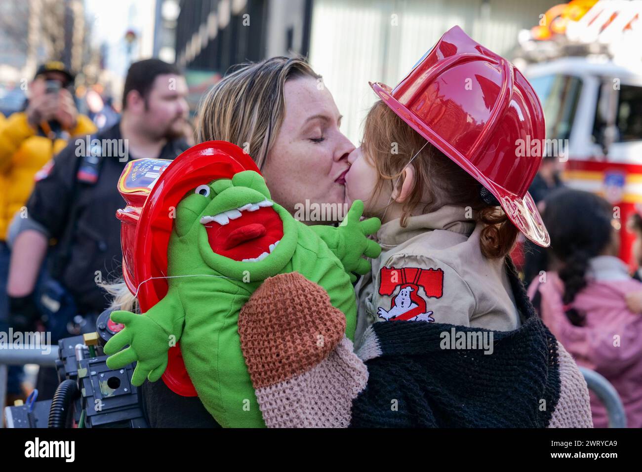 New York, New York, États-Unis. 14 mars 2024. Une combinaison de la NYFD promouvant la prévention des incendies et la promotion du nouveau film Ghostbusters : Frozen Empire a amené des centaines de fans au Ghostbuster Firehouse. La promo du célèbre Tribeca Ladder 8, une caserne de pompiers en activité, a fait ressortir les fans costumés et les Ghostbusters Ectomobile, Slimer et le Stay Puft Marshmallow Man. Quelques-unes des stars du film, dont Ernie Hudson, ont fait leur apparition. (Crédit image : © Milo Hess/ZUMA Press Wire) USAGE ÉDITORIAL SEULEMENT! Non destiné à UN USAGE commercial ! Banque D'Images