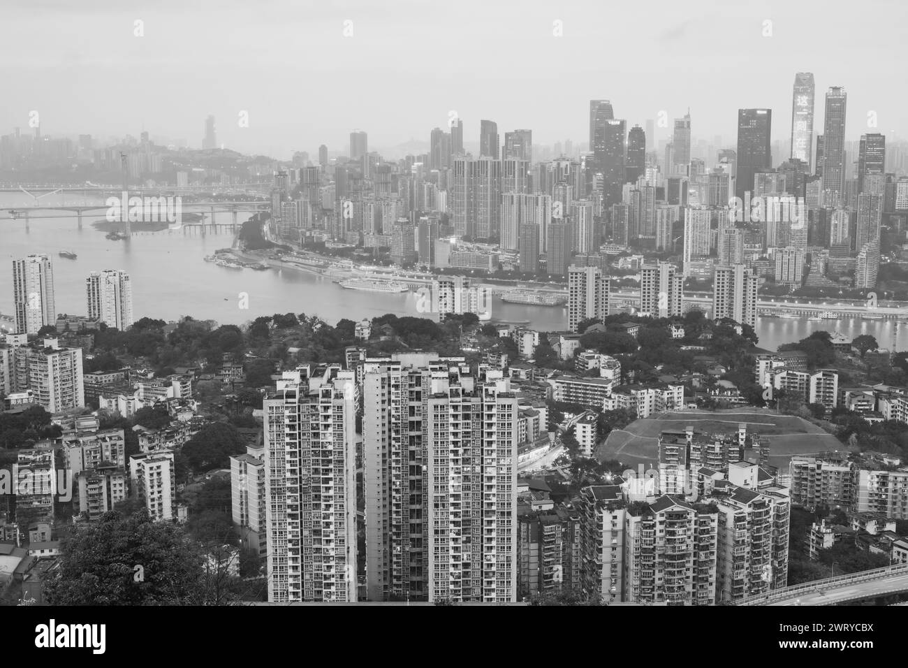 21 JANVIER 2021, CHONGQING, CHINE : vue aérienne de la ligne d'horizon de Chongqing et du paysage fluvial tôt le matin, noir et blanc Banque D'Images
