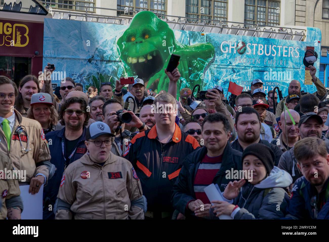 New York, New York, États-Unis. 14 mars 2024. Une combinaison de la NYFD promouvant la prévention des incendies et la promotion du nouveau film Ghostbusters : Frozen Empire a amené des centaines de fans au Ghostbuster Firehouse. La promo du célèbre Tribeca Ladder 8, une caserne de pompiers en activité, a fait ressortir les fans costumés et les Ghostbusters Ectomobile, Slimer et le Stay Puft Marshmallow Man. Quelques-unes des stars du film, dont Ernie Hudson, ont fait leur apparition. (Crédit image : © Milo Hess/ZUMA Press Wire) USAGE ÉDITORIAL SEULEMENT! Non destiné à UN USAGE commercial ! Banque D'Images