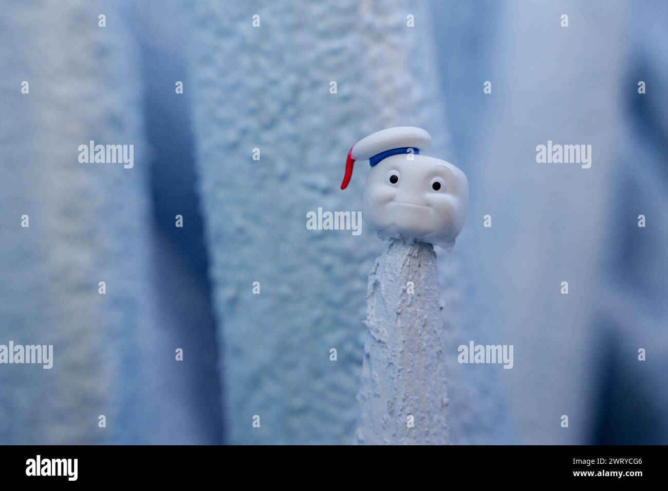 14 mars 2024, New York, New York, États-Unis : Voici Stay Puft sur le mur de la caserne décorée. Une combinaison de la NYFD promouvant la prévention des incendies et la promotion du nouveau film Ghostbusters : Frozen Empire a amené des centaines de fans au Ghostbuster Firehouse. La promo du célèbre Tribeca Ladder 8, une caserne de pompiers en activité, a fait ressortir les fans costumés et les Ghostbusters Ectomobile, Slimer et le Stay Puft Marshmallow Man. Quelques-unes des stars du film, dont Ernie Hudson, ont fait leur apparition. (Crédit image : © Milo Hess/ZUMA Press Wire) USAGE ÉDITORIAL SEULEMENT! Non destiné à des fins commerciales Banque D'Images