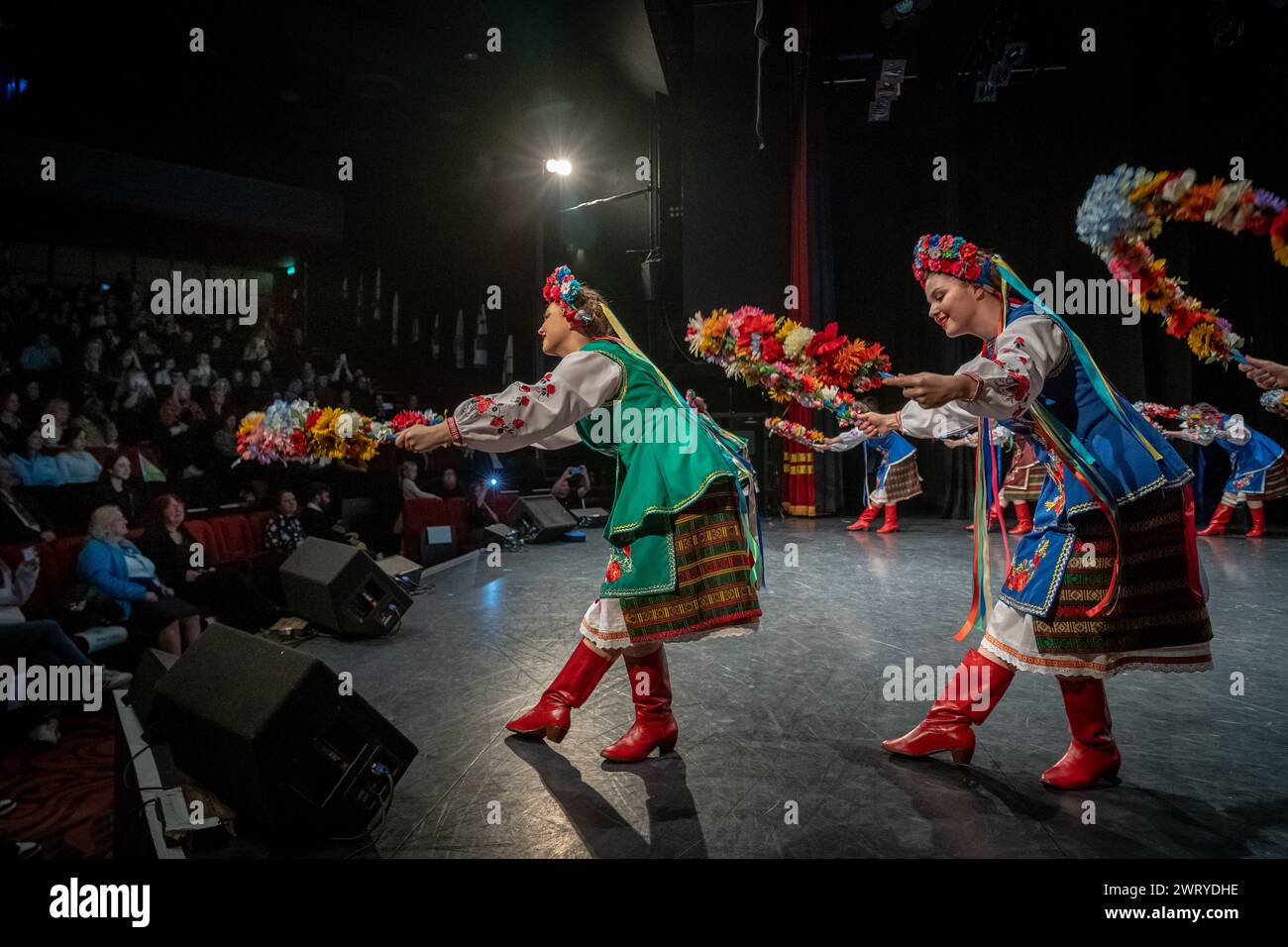 Prolisok Ukrainian Dance Group organise un concert-bénéfice de collecte de fonds pour l'Ukraine au Shaw Theatre, Londres, Royaume-Uni Banque D'Images