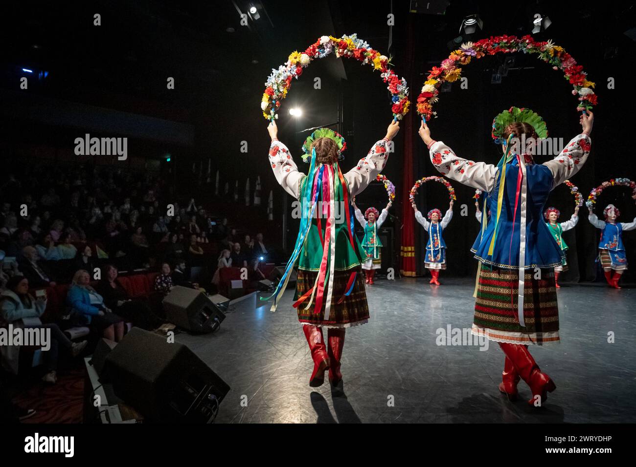 Prolisok Ukrainian Dance Group organise un concert-bénéfice de collecte de fonds pour l'Ukraine au Shaw Theatre, Londres, Royaume-Uni Banque D'Images