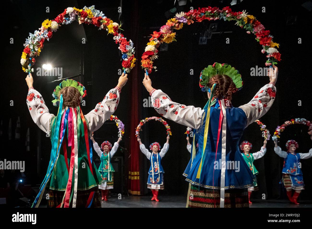 Prolisok Ukrainian Dance Group organise un concert-bénéfice de collecte de fonds pour l'Ukraine au Shaw Theatre, Londres, Royaume-Uni Banque D'Images