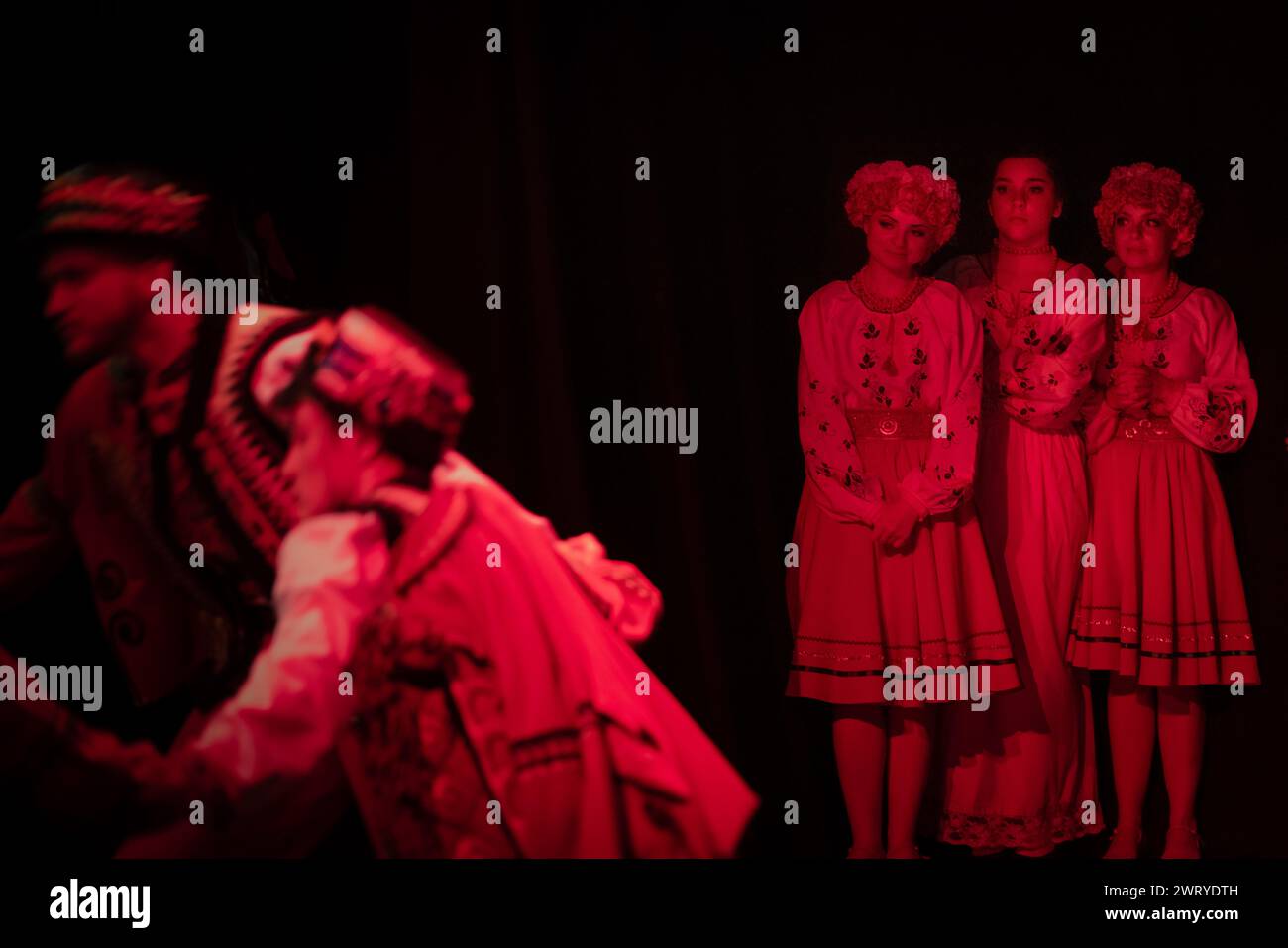 Prolisok Ukrainian Dance Group organise un concert-bénéfice de collecte de fonds pour l'Ukraine au Shaw Theatre, Londres, Royaume-Uni Banque D'Images