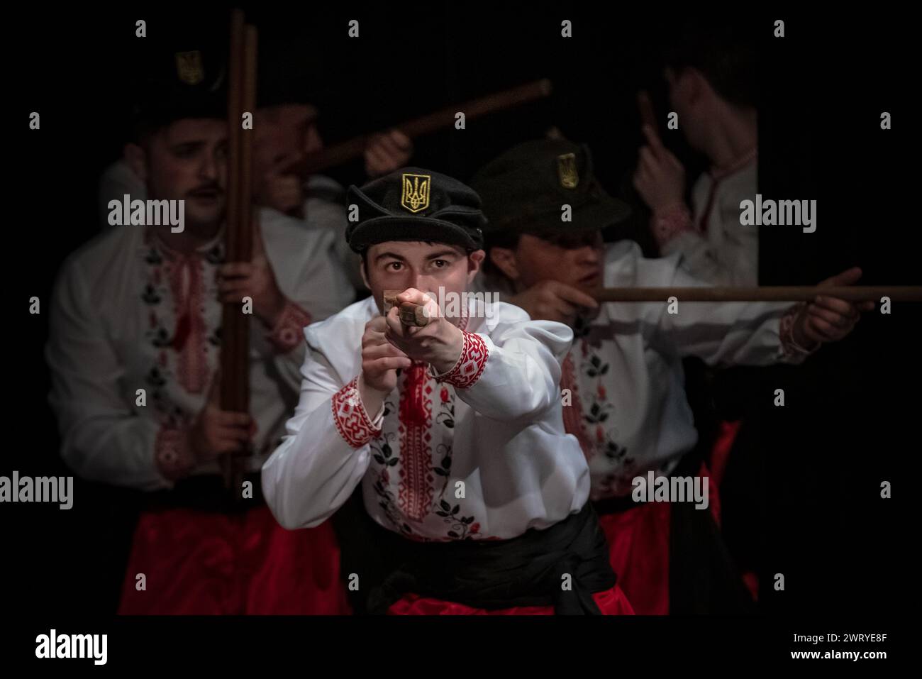 Prolisok Ukrainian Dance Group organise un concert-bénéfice de collecte de fonds pour l'Ukraine au Shaw Theatre, Londres, Royaume-Uni Banque D'Images