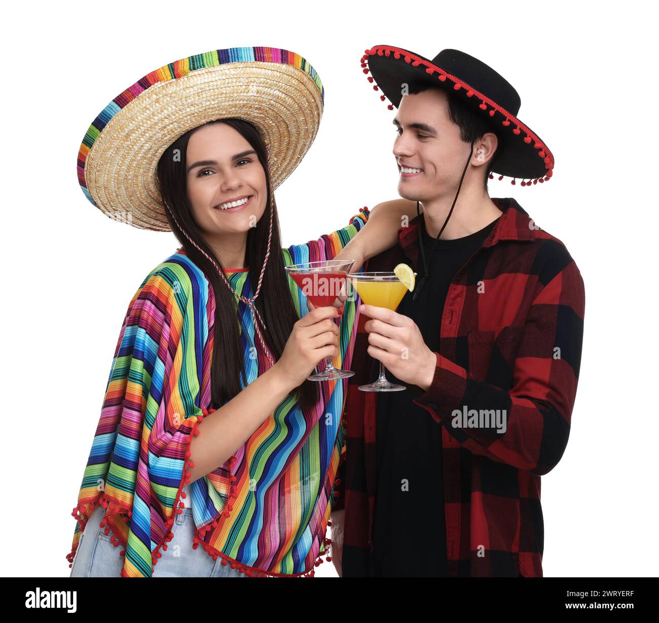 Charmant couple dans des chapeaux sombrero mexicains avec des cocktails sur fond blanc Banque D'Images